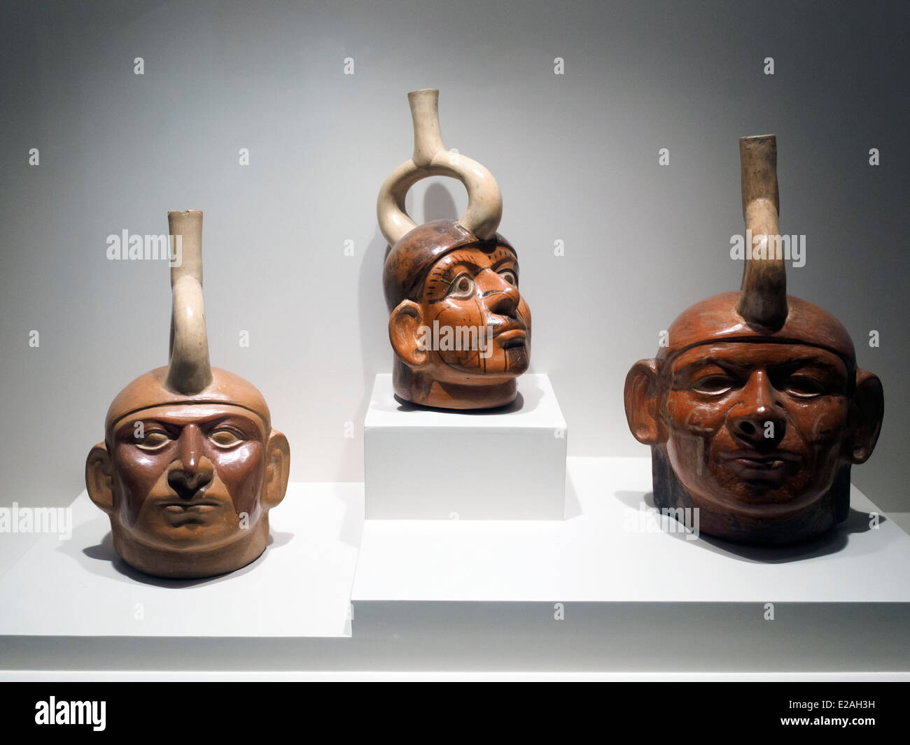 Scolpita la bottiglia - rappresentazione di un singolo individuo Mochica periodo classico 1 - 800 D.C. Museo de Arte Precolombino, Cusco - Perù è il Mochica che propongono e introdurre un cambiamento radicale nell'arte della ceramica, il raggiungimento di elevati livelli di lavoro scultoreo e l'applicazione di disegno pittorico. Vi è presente nelle loro produzioni, un ostentato visualizzazione di abilità naturale. A causa di esso, ine può familiarizzare con le persone di quel tempo, scoprire l'ambiente, approccio una comprensione del loro mondo, intime convinzioni e la dogana. Grazie alla ceramica, realistica e profonda Foto Stock