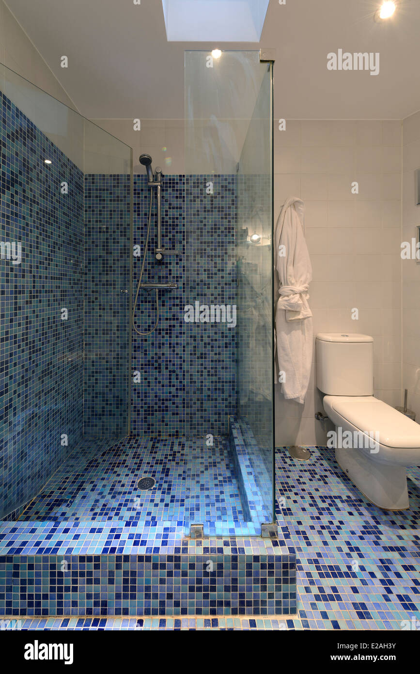 Moderno bagno con piastrelle blu Foto Stock