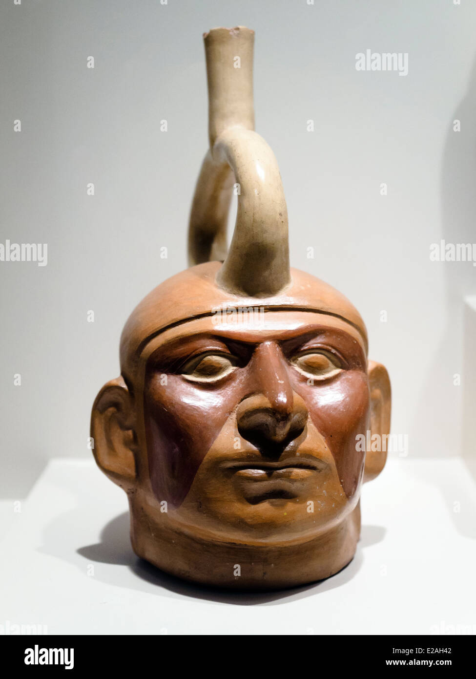 Scolpita la bottiglia - rappresentazione di un singolo individuo Mochica periodo classico 1 - 800 D.C. Museo de Arte Precolombino, Cusco - Perù è il Mochica che propongono e introdurre un cambiamento radicale nell'arte della ceramica, il raggiungimento di elevati livelli di lavoro scultoreo e l'applicazione di disegno pittorico. Vi è presente nelle loro produzioni, un ostentato visualizzazione di abilità naturale. A causa di esso, ine può familiarizzare con le persone di quel tempo, scoprire l'ambiente, approccio una comprensione del loro mondo, intime convinzioni e la dogana. Grazie alla ceramica, realistica e profonda Foto Stock
