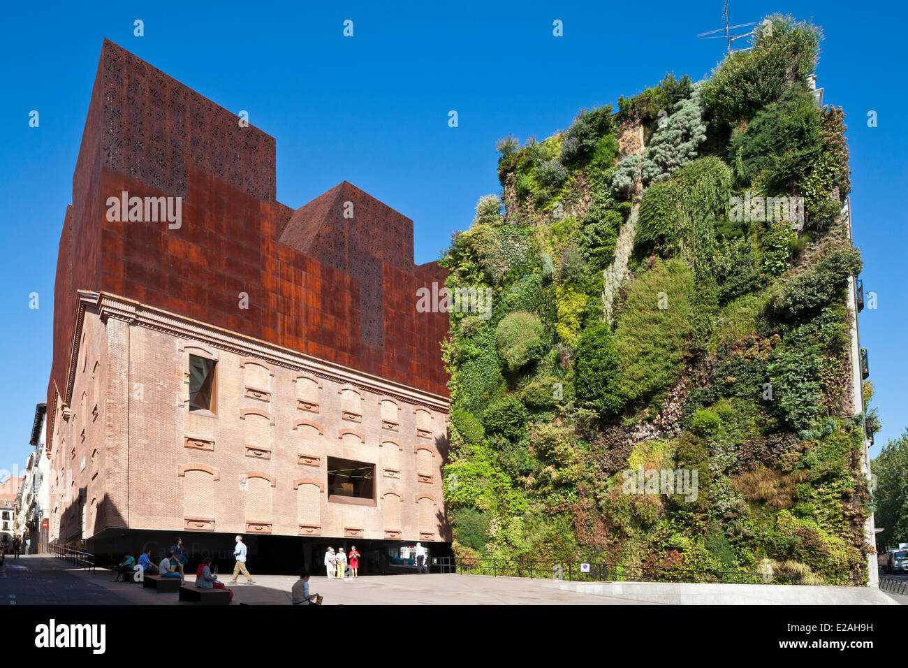 Spagna, Madrid CaixaForum, centro culturale sponsorizzato da La Caixa Bank e situati in una ex fabbrica ristrutturata da Herzog & de Foto Stock