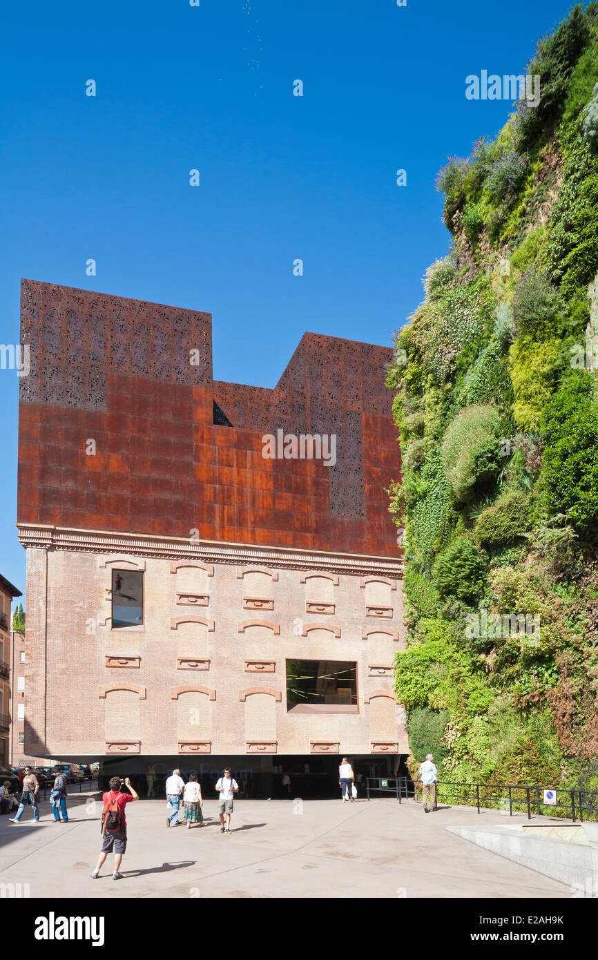 Spagna, Madrid CaixaForum, centro culturale sponsorizzato da La Caixa Bank e situati in una ex fabbrica ristrutturata da Herzog & de Foto Stock