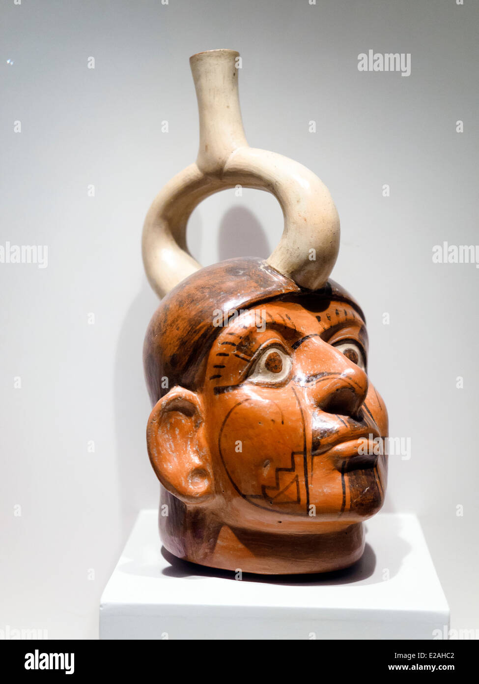 Scolpita la bottiglia - rappresentazione di un singolo individuo Mochica periodo classico 1 - 800 D.C. Museo de Arte Precolombino, Cusco - Perù è il Mochica che propongono e introdurre un cambiamento radicale nell'arte della ceramica, il raggiungimento di elevati livelli di lavoro scultoreo e l'applicazione di disegno pittorico. Vi è presente nelle loro produzioni, un ostentato visualizzazione di abilità naturale. A causa di esso, ine può familiarizzare con le persone di quel tempo, scoprire l'ambiente, approccio una comprensione del loro mondo, intime convinzioni e la dogana. Grazie alla ceramica, realistica e profonda Foto Stock