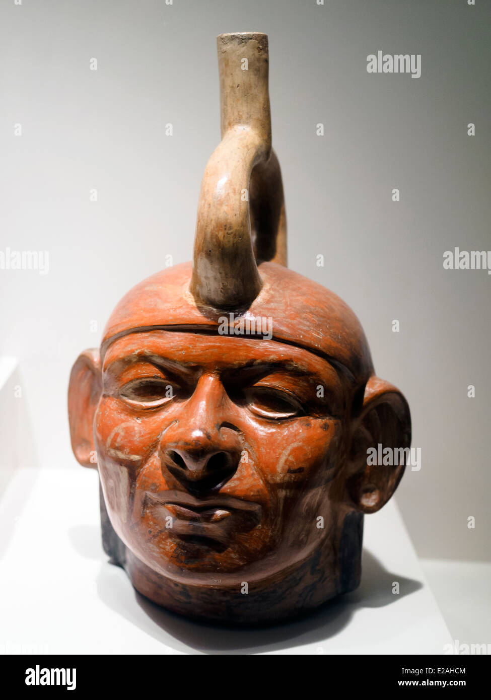 Scolpita la bottiglia - rappresentazione di un singolo individuo Mochica periodo classico 1 - 800 D.C. Museo de Arte Precolombino, Cusco - Perù è il Mochica che propongono e introdurre un cambiamento radicale nell'arte della ceramica, il raggiungimento di elevati livelli di lavoro scultoreo e l'applicazione di disegno pittorico. Vi è presente nelle loro produzioni, un ostentato visualizzazione di abilità naturale. A causa di esso, ine può familiarizzare con le persone di quel tempo, scoprire l'ambiente, approccio una comprensione del loro mondo, intime convinzioni e la dogana. Grazie alla ceramica, realistica e profonda Foto Stock