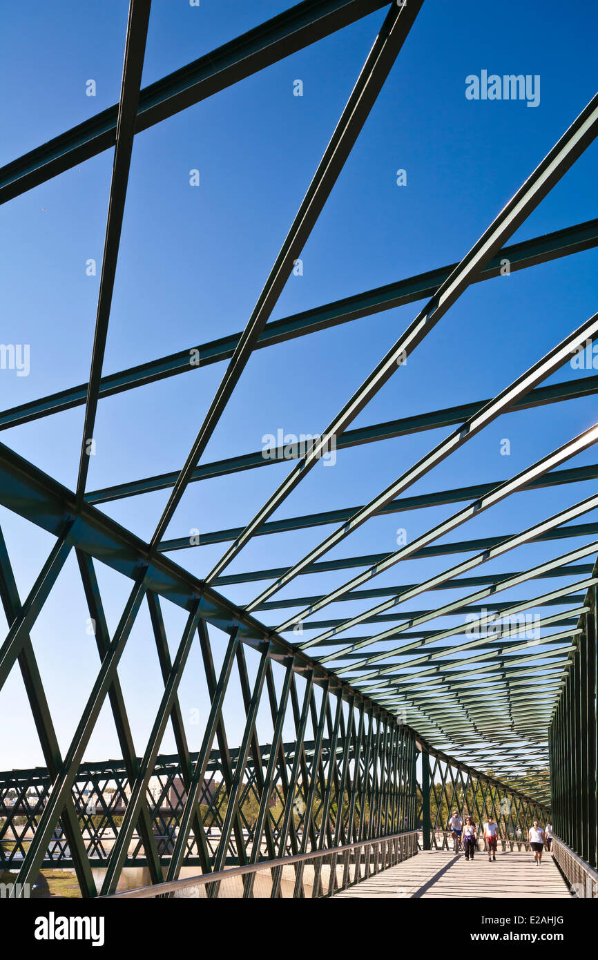Spagna, Madrid, Rio Madrid parco lungo il fiume Manzanares inaugurato nel 2011, il Principato di Andorra Andorra Bridge (ponte in vento Y) Foto Stock