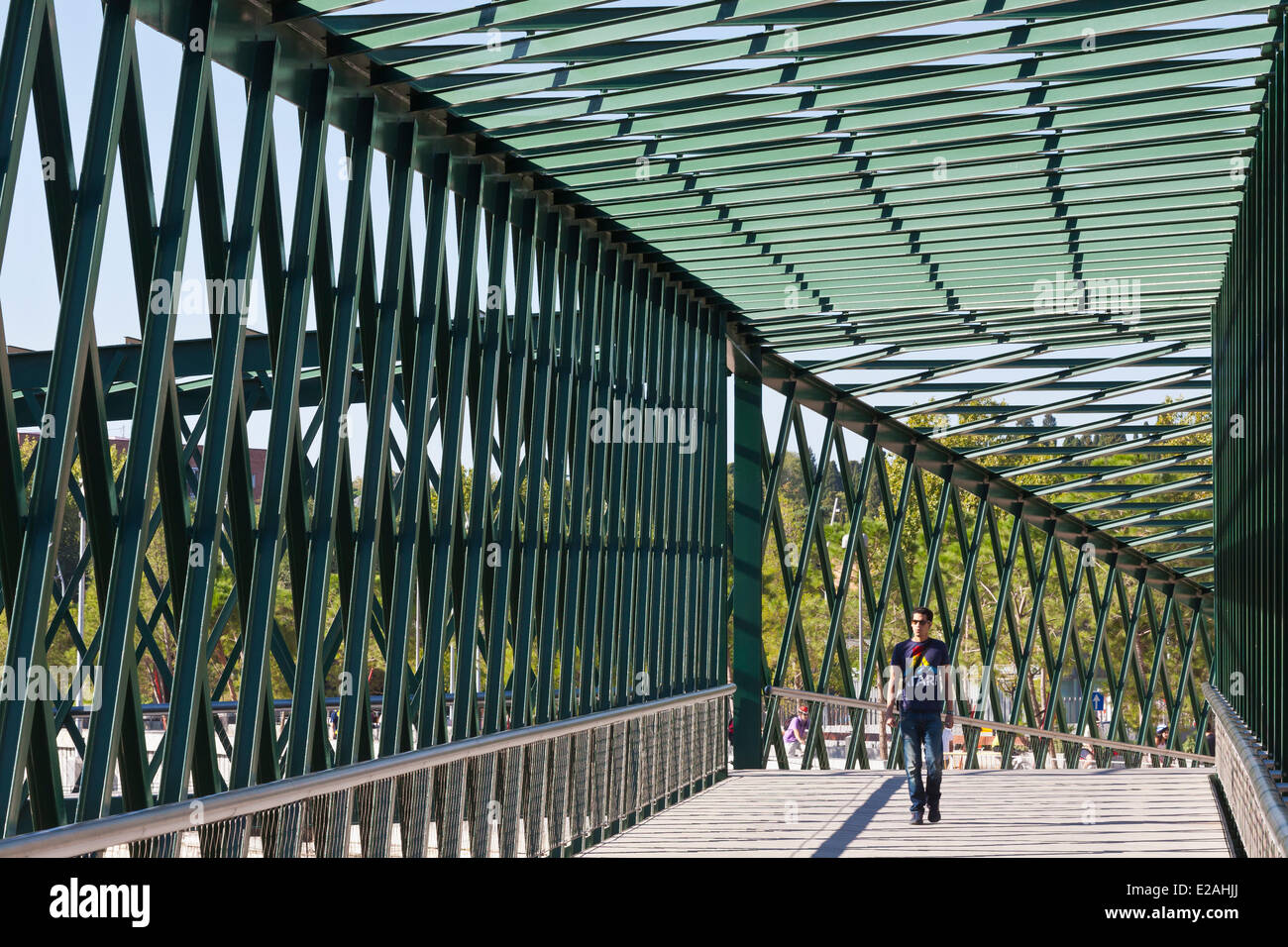 Spagna, Madrid, Rio Madrid parco lungo il fiume Manzanares inaugurato nel 2011, il Principato di Andorra Andorra Bridge (ponte in vento Y) Foto Stock