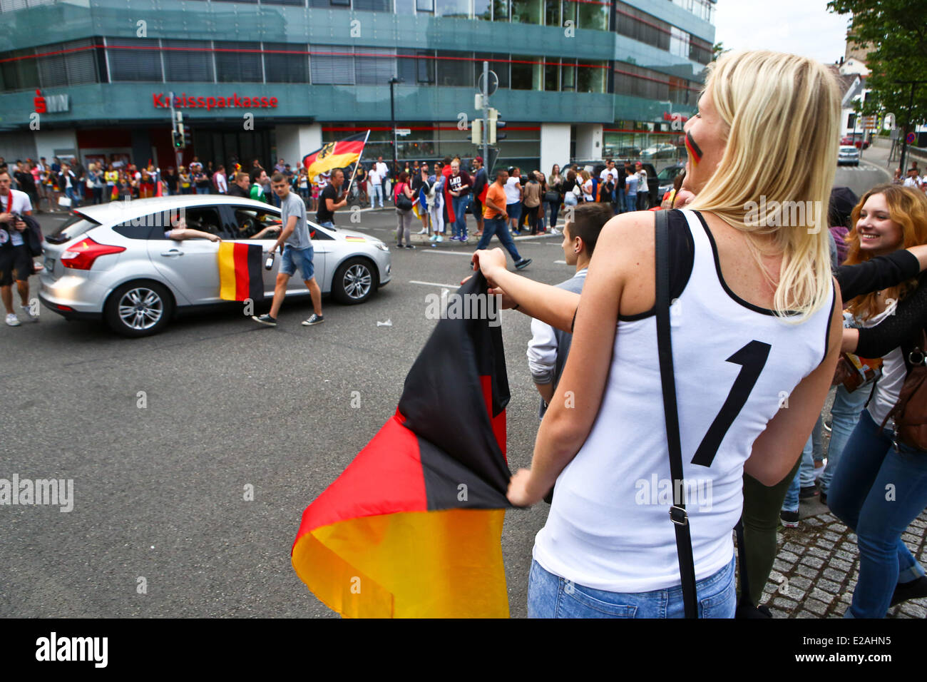 Il tedesco gli appassionati di calcio celebra in Waiblingen, Germania, 16 giugno 2014. Foto Stock