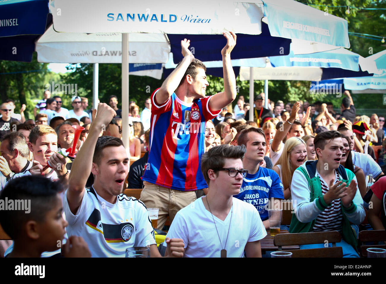 Il tedesco gli appassionati di calcio celebra in Waiblingen, Germania, 16 giugno 2014. Foto Stock