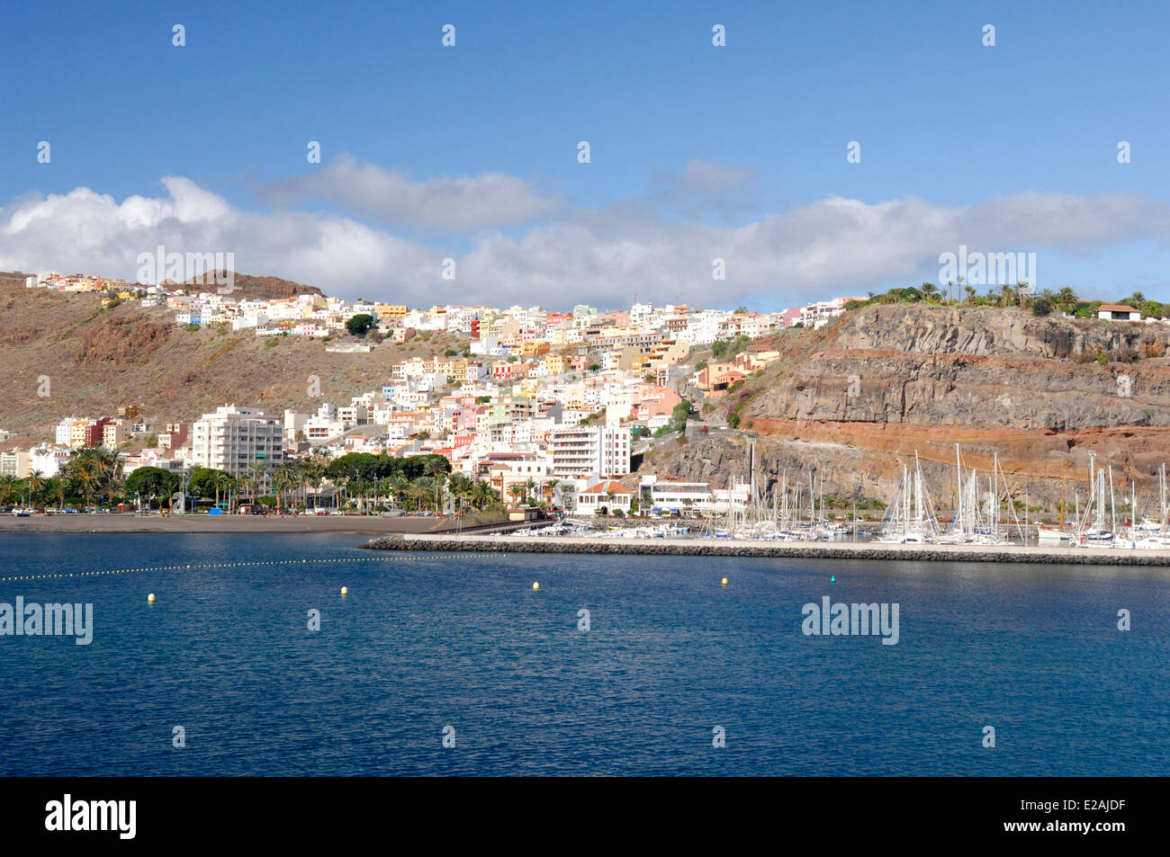 Spagna Isole Canarie La Gomera, vista dal mare su San Sebastian de la Gomera e le sue case colorate Foto Stock