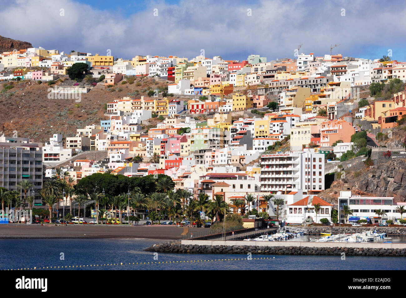 Spagna Isole Canarie La Gomera, vista dal mare su San Sebastian de la Gomera e le sue case colorate Foto Stock