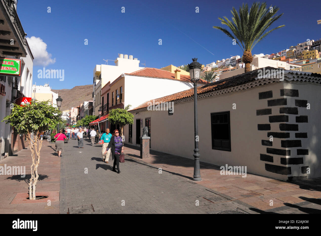 Spagna Isole Canarie La Gomera, San Sebastian de la Gomera, Cala Reale, la principale arteria pedonale Foto Stock