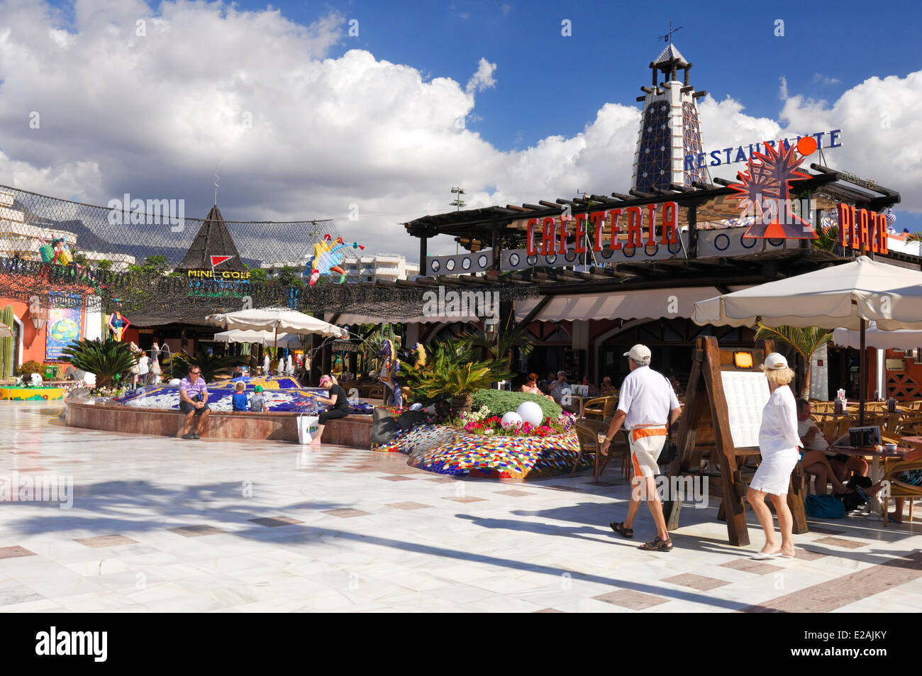 Spagna Isole Canarie, Tenerife Playa de Las Americas, passeggiata con negozi e bar Foto Stock