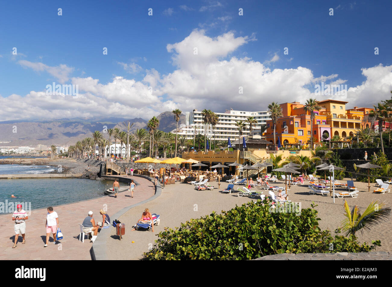 Spagna Isole Canarie, Tenerife Playa de Las Americas, turisti sulla spiaggia Foto Stock