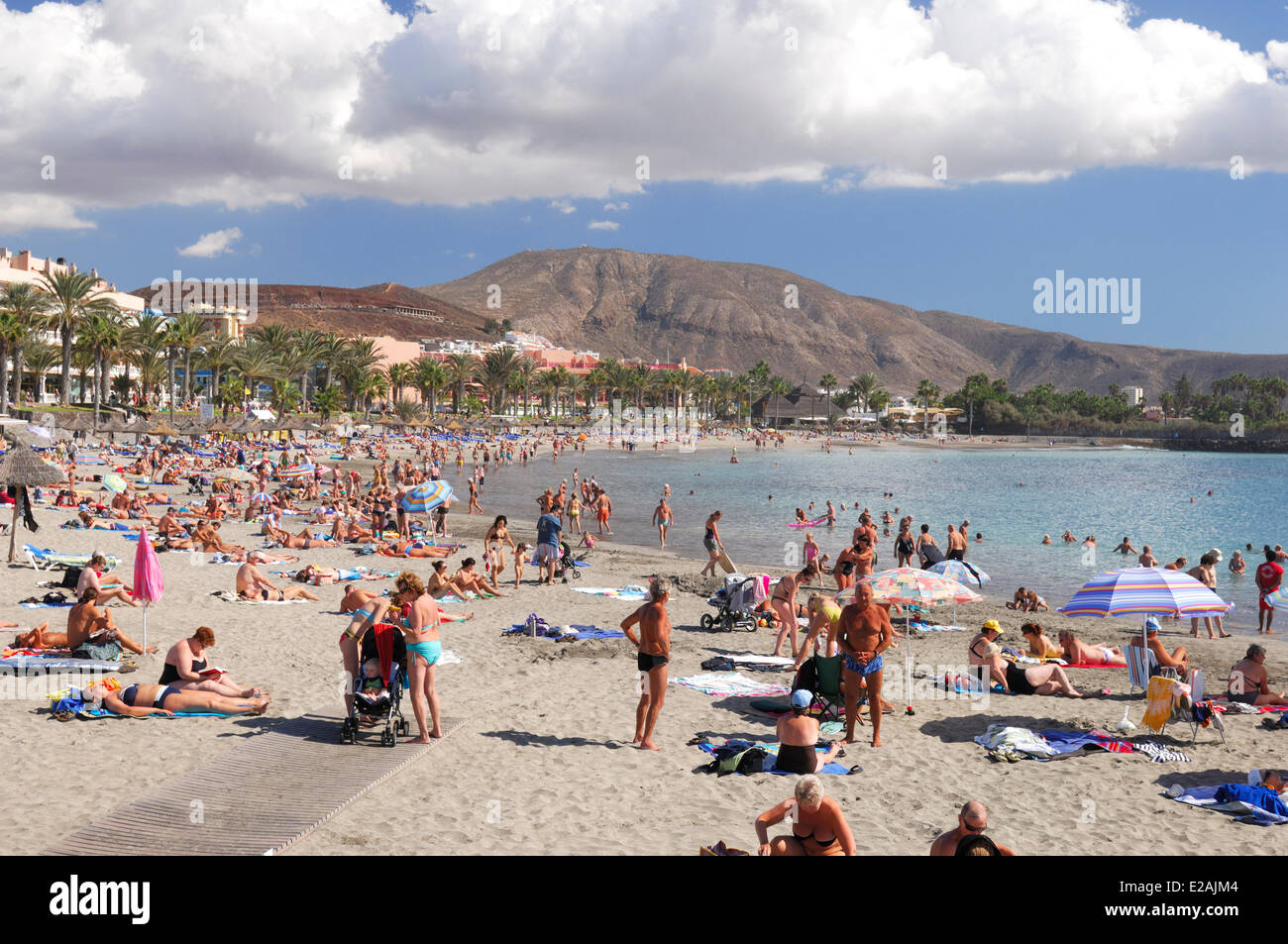 Spagna Isole Canarie, Tenerife Playa de Las Americas, turisti sulla spiaggia Foto Stock
