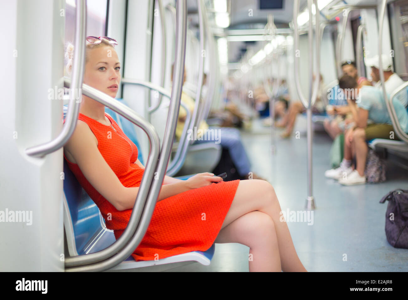 Signora viaggiando con la metro. Foto Stock