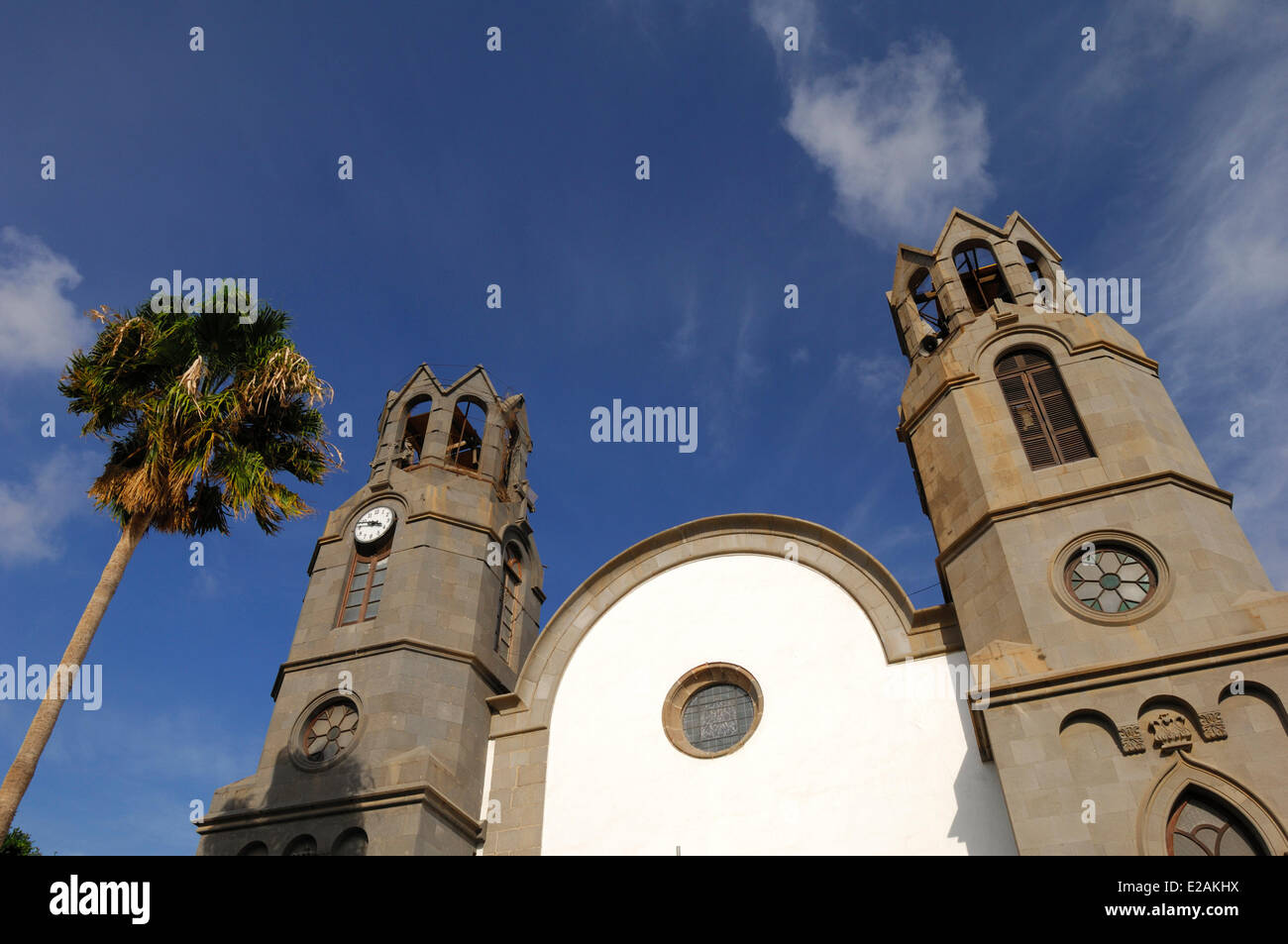 Spagna isole canarie Gran Canaria, Telde, San Juan posto, la chiesa di San Francisco, due spiers stagliano contro il cielo blu Foto Stock