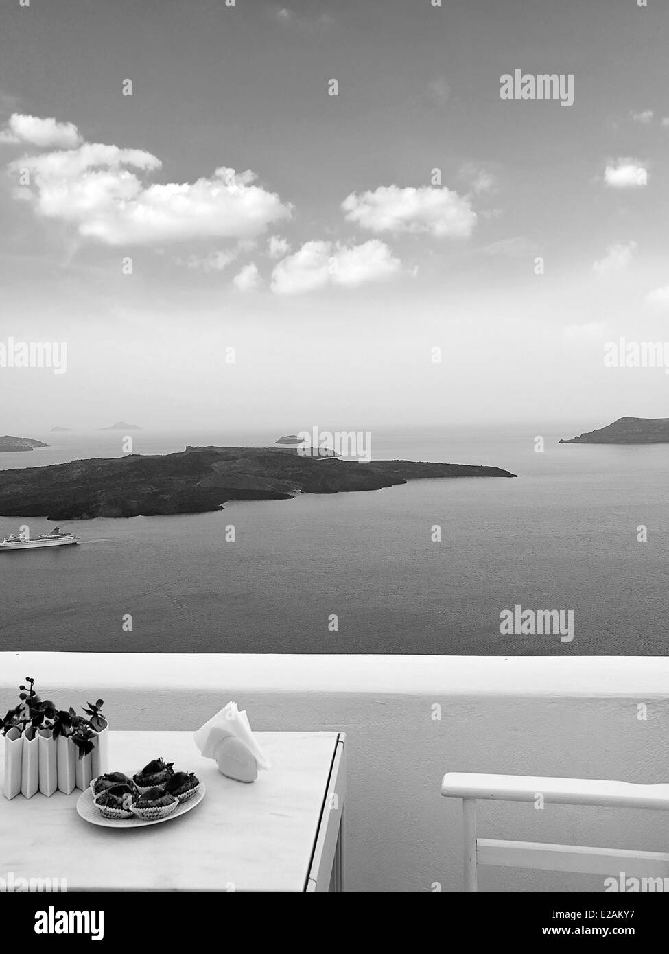 Vista sul mare dal balcone, isola di Santorini, Grecia, in bianco e nero Foto Stock