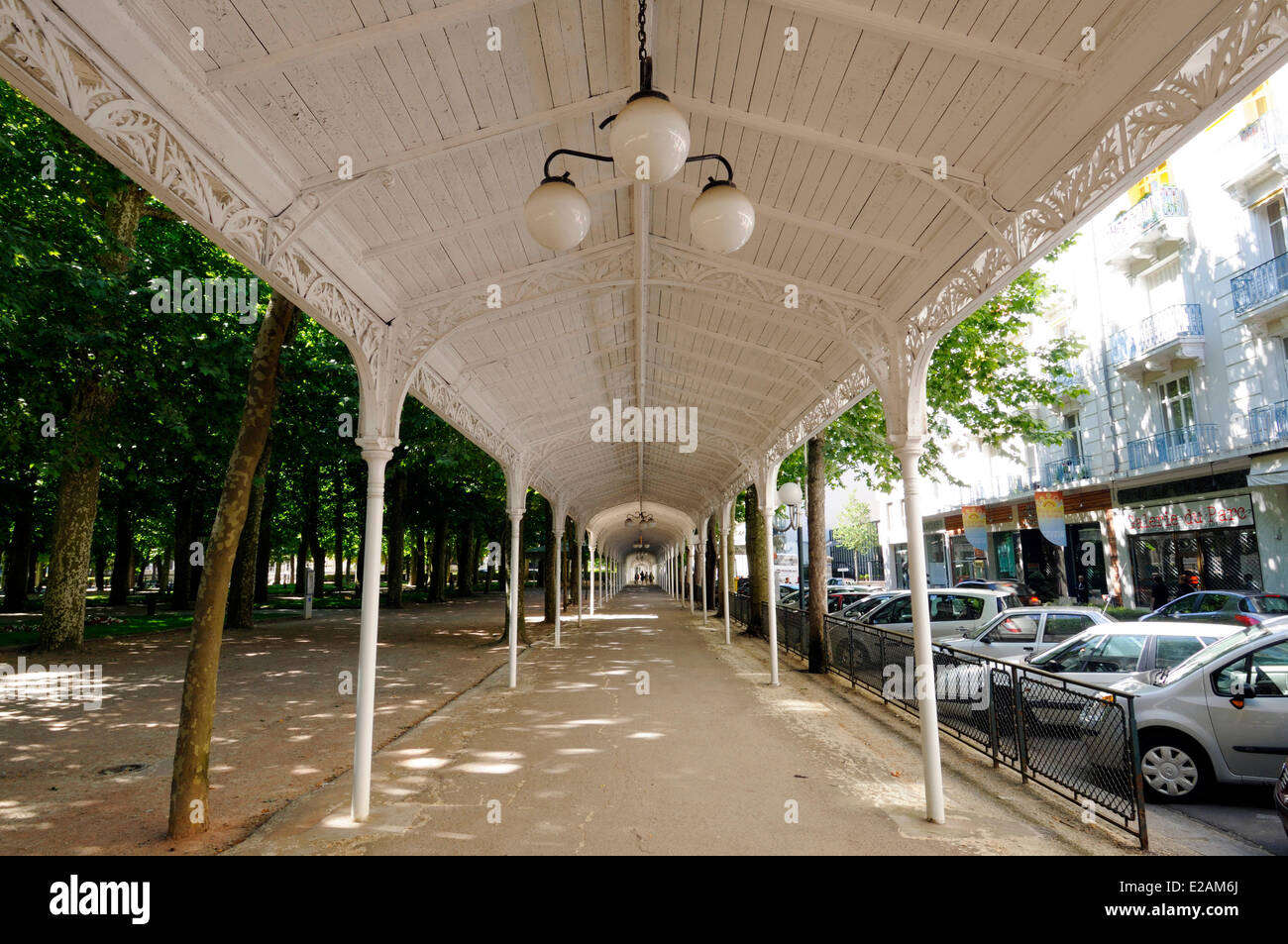 Francia, Allier, Vichy, Parc des Sources, coperto pedonale costruita per l'Esposizione Universale di Parigi Foto Stock