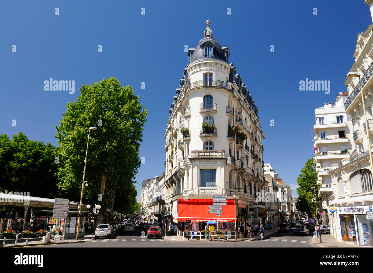 Francia, Allier, Vichy, edifici di Place Victor Hugo Foto Stock