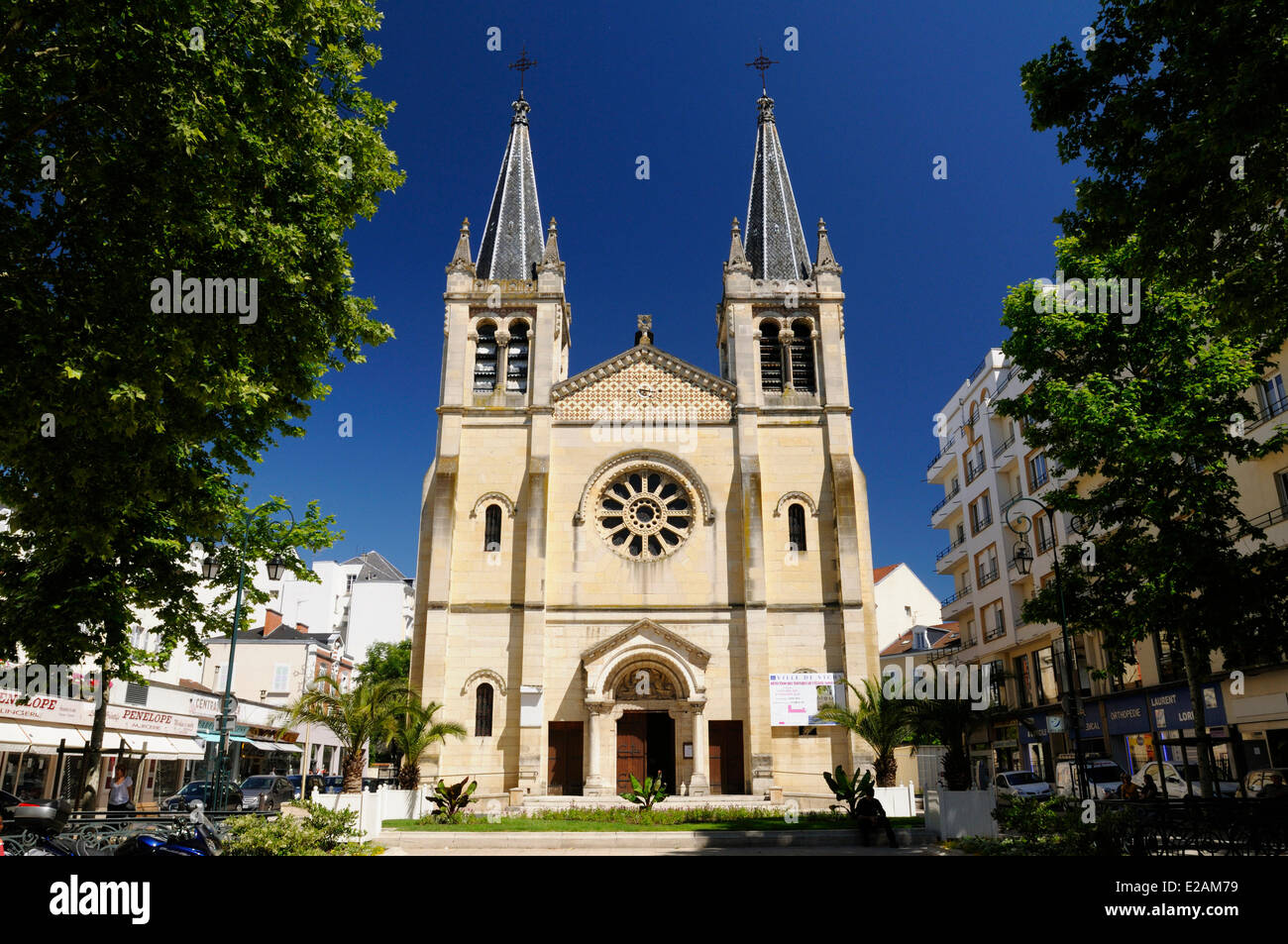 Francia, Allier, Vichy, la facciata della chiesa di Saint Louis Foto Stock