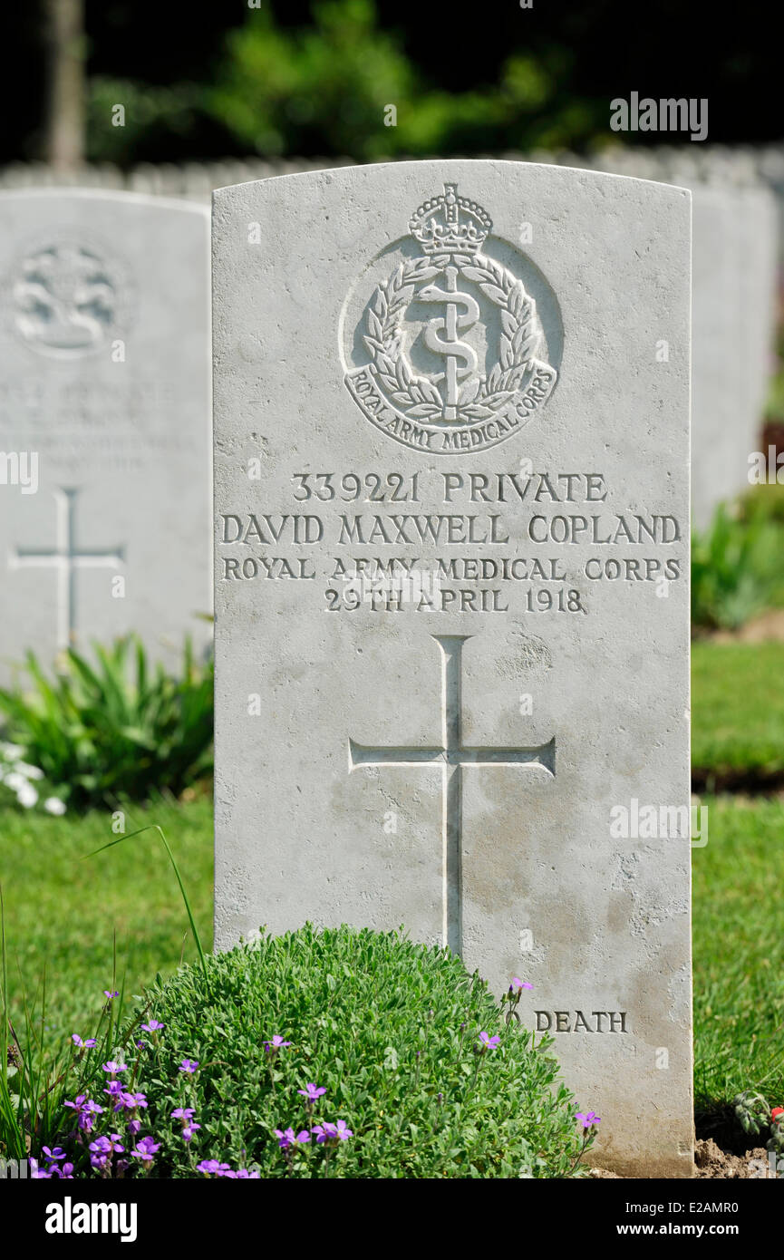 Francia, Pas de Calais, Etaples, militare britannica dal cimitero di guerra mondiale I, grave fiorito vista anteriore Foto Stock