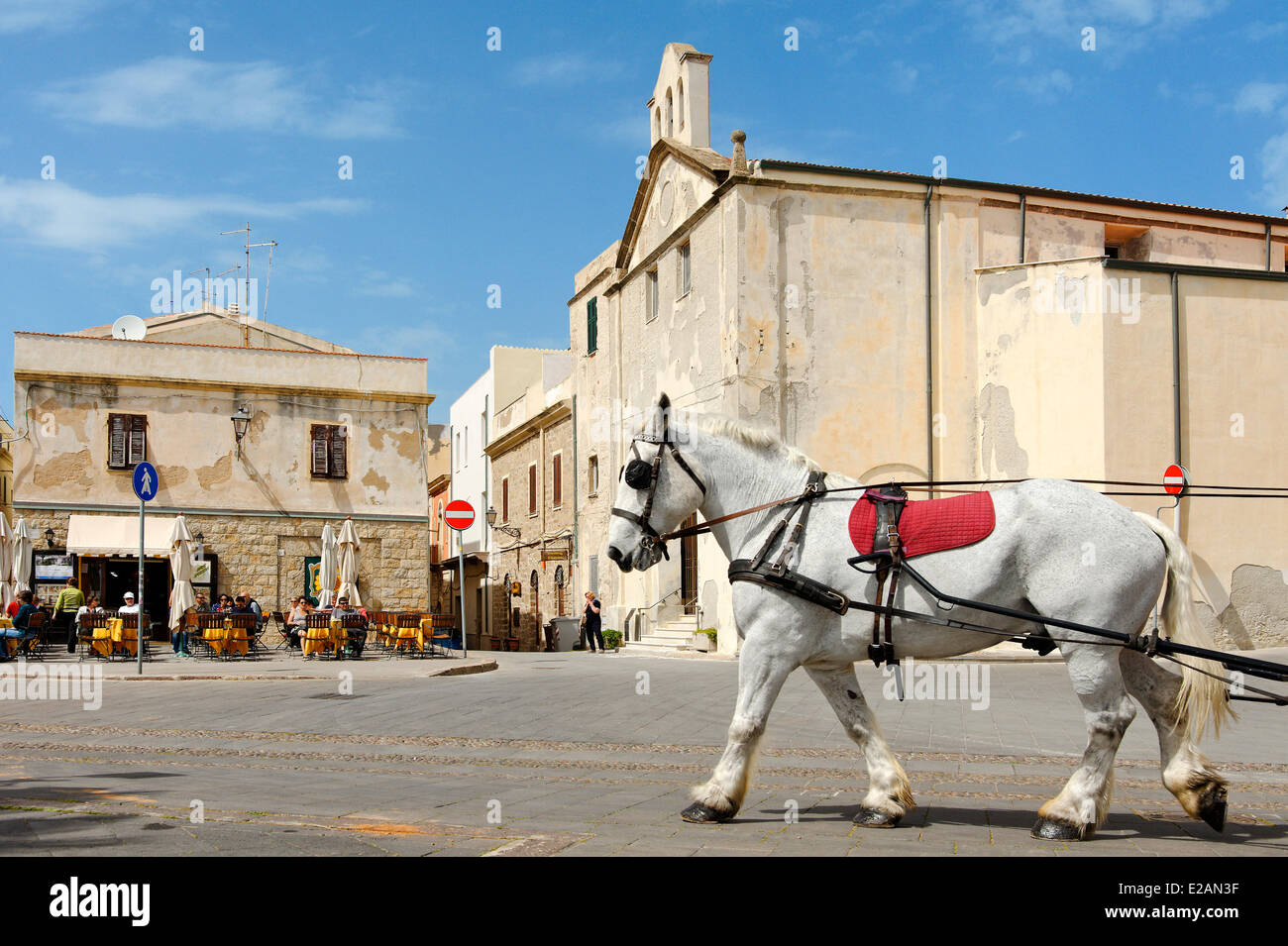 L'Italia, Sardegna, Provincia di Sassari e Alghero, la Chiesa del Carmelo, cavallo tirando un carro attraverso la città vecchia Foto Stock