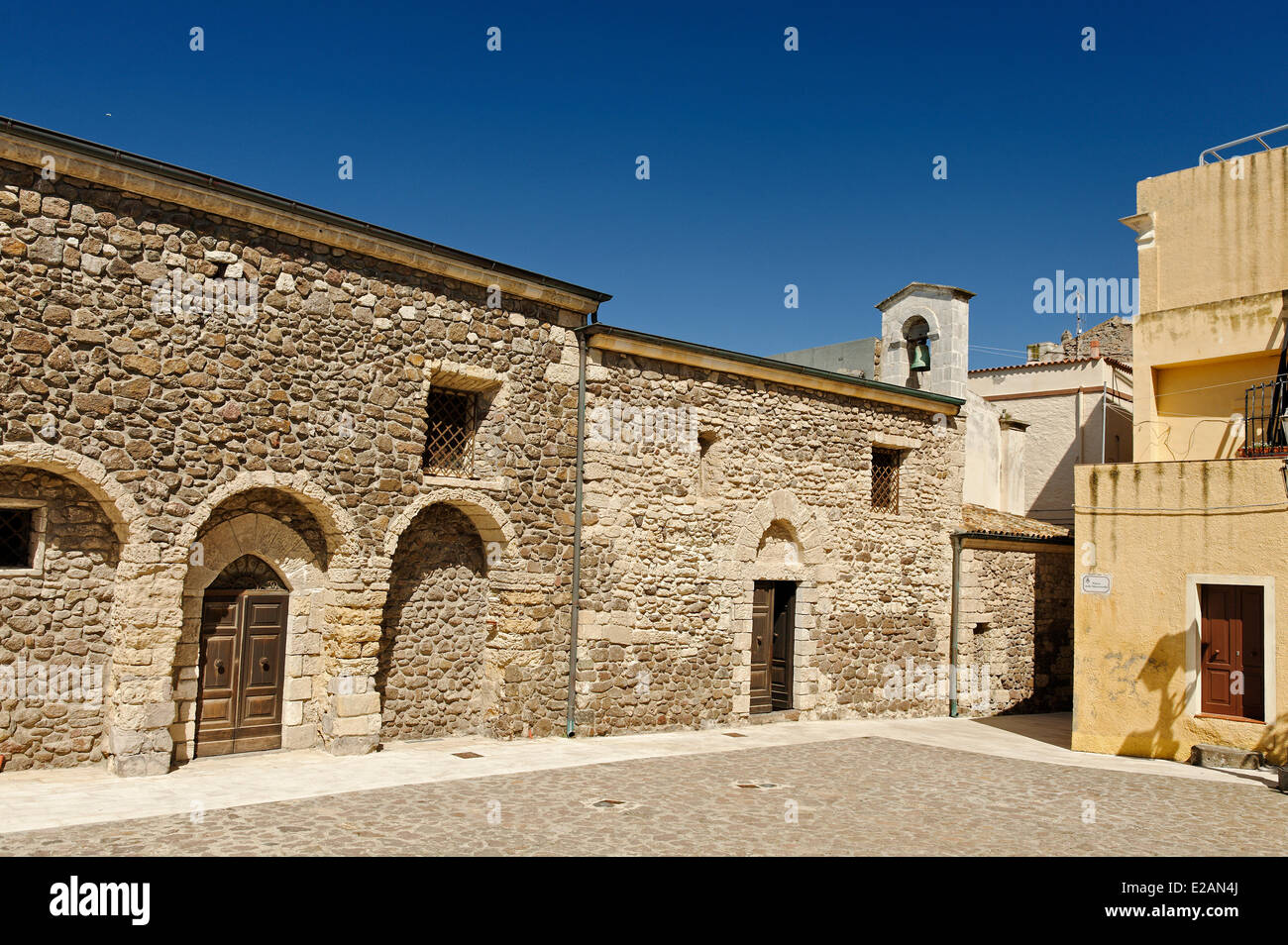 L'Italia, Sardegna, Provincia di Sassari, Golfo dell'Asinara, Castelsardo, Piazza de la Misericordia Foto Stock