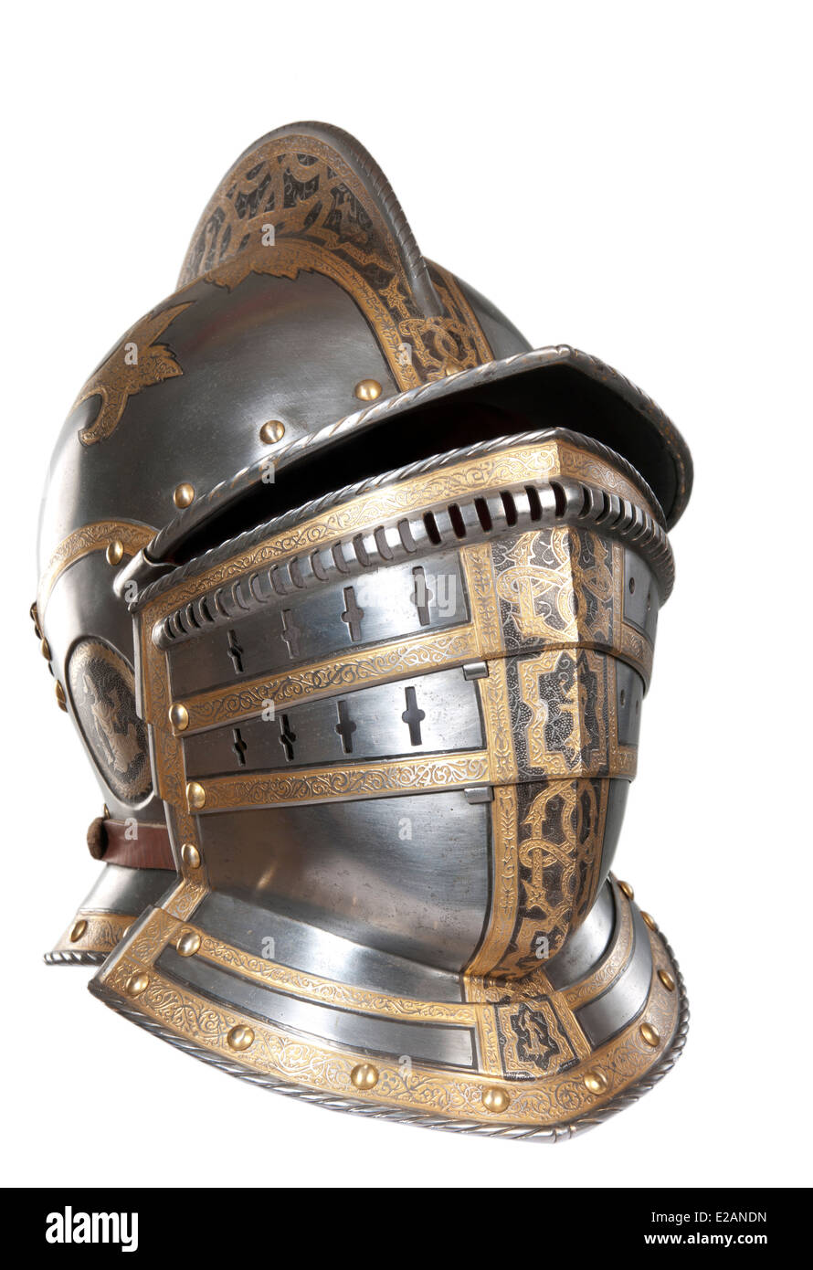 Casco di ferro del cavaliere medievale. Molto pesante copricapo Foto stock  - Alamy