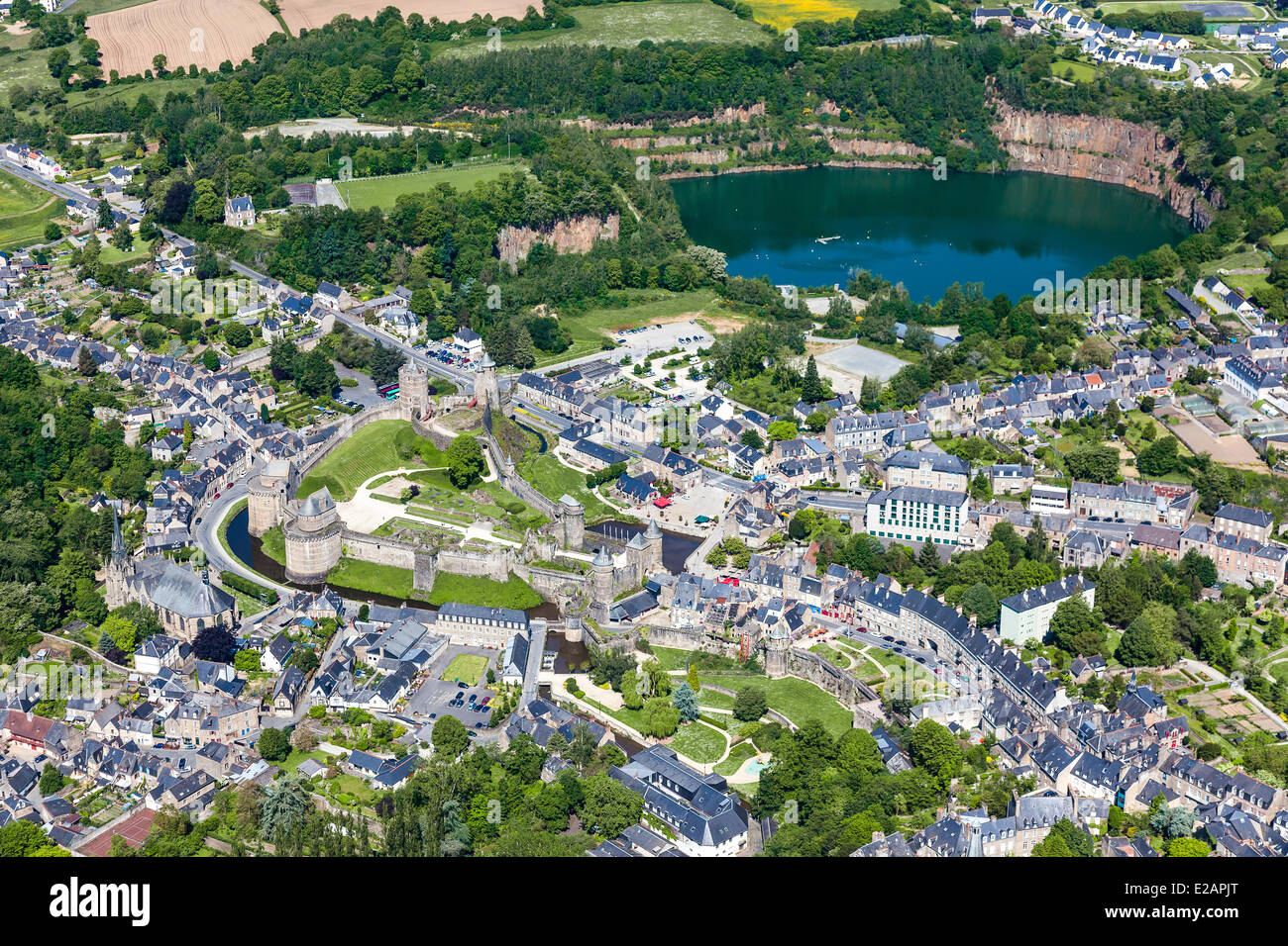 Francia, Ille et Vilaine, Fougeres, il castello (vista aerea) Foto Stock