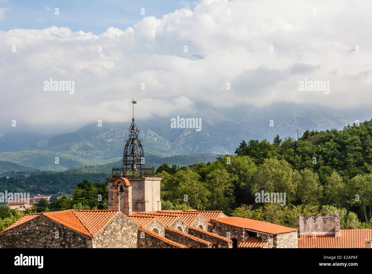 Francia, Pirenei orientali, Catllar, ferro torre campanaria Foto Stock