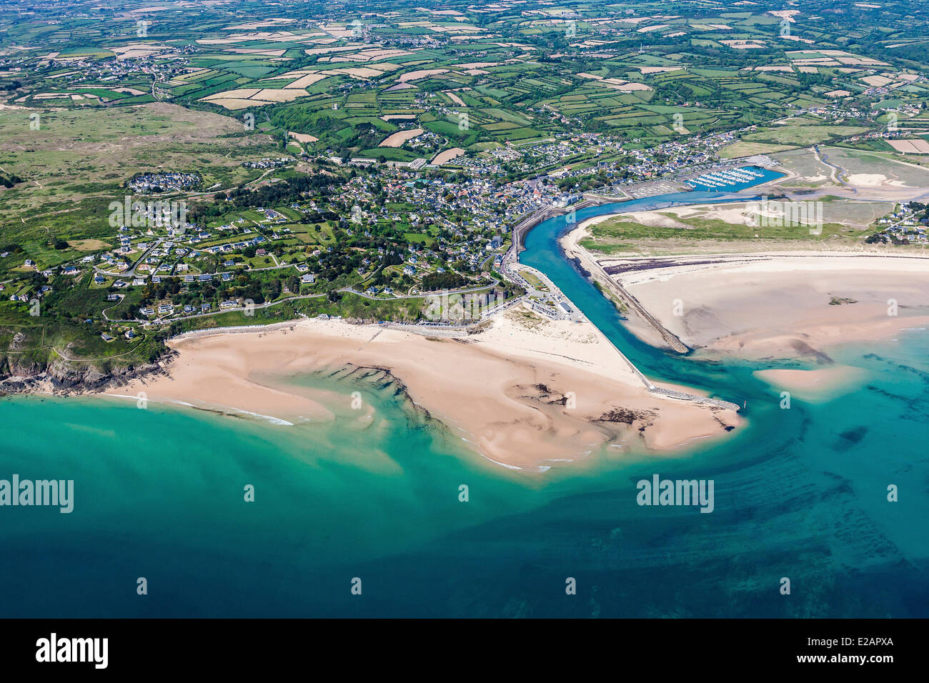 Francia, Manche, Cotentin, BARNEVILLE CARTERET, Carteret (vista aerea) Foto Stock