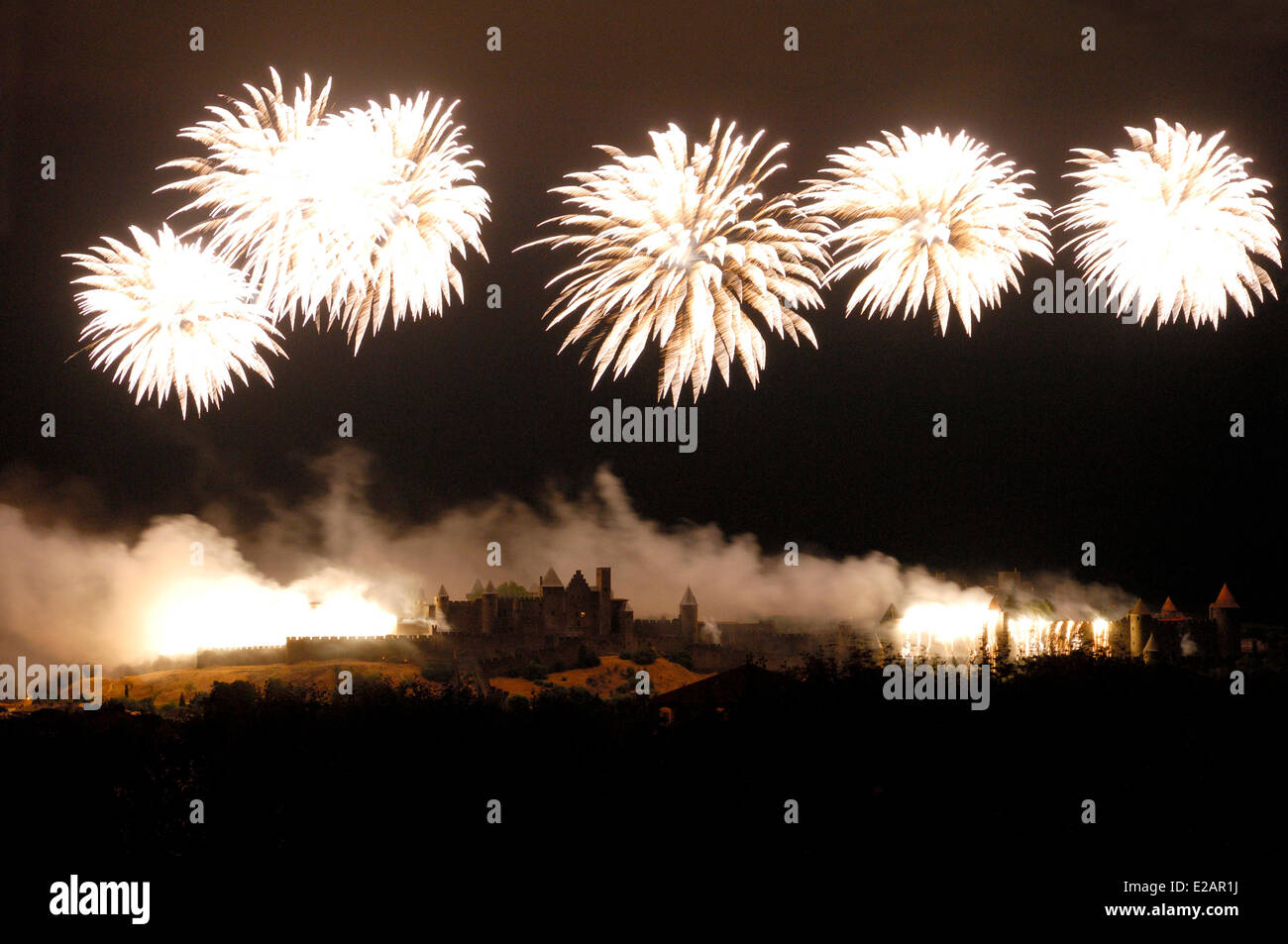 Francia, Aude, Carcassonne, città medievale elencati come patrimonio mondiale dall' UNESCO, fuochi d'artificio il 14 luglio (il giorno della Bastiglia) Foto Stock