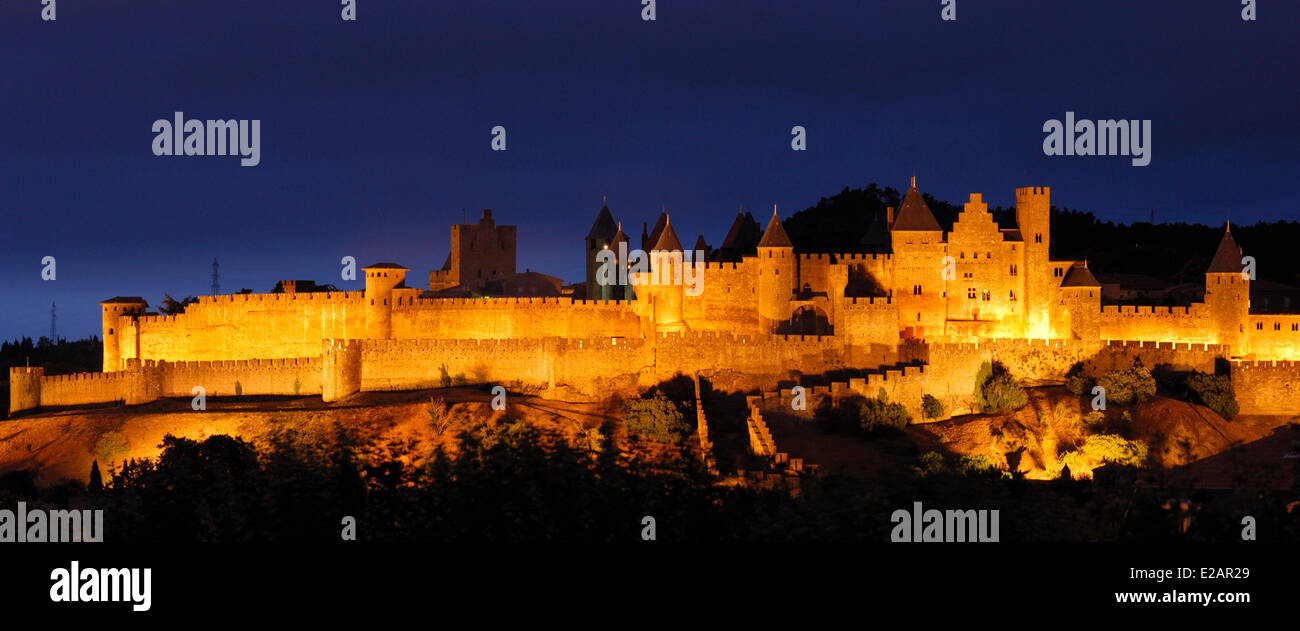 Francia, Aude, Carcassonne, città medievale elencati come patrimonio mondiale dall' UNESCO, Vista notte Foto Stock