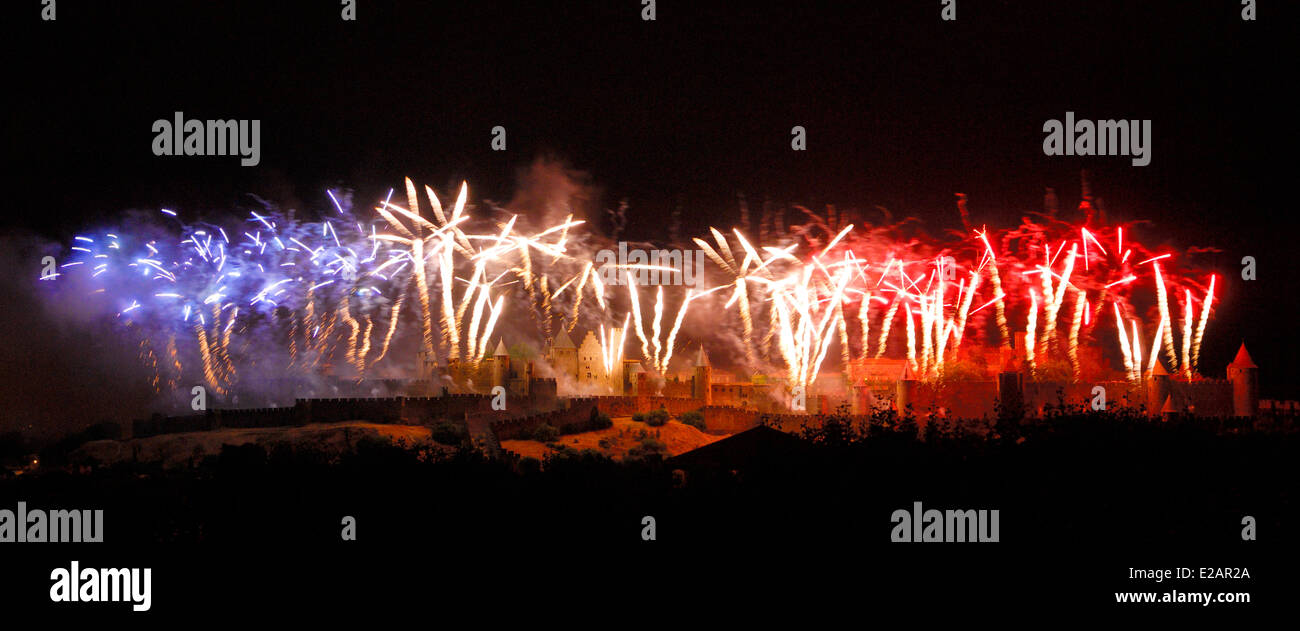 Francia, Aude, Carcassonne, città medievale elencati come patrimonio mondiale dall' UNESCO, fuochi d'artificio il 14 luglio (il giorno della Bastiglia) Foto Stock