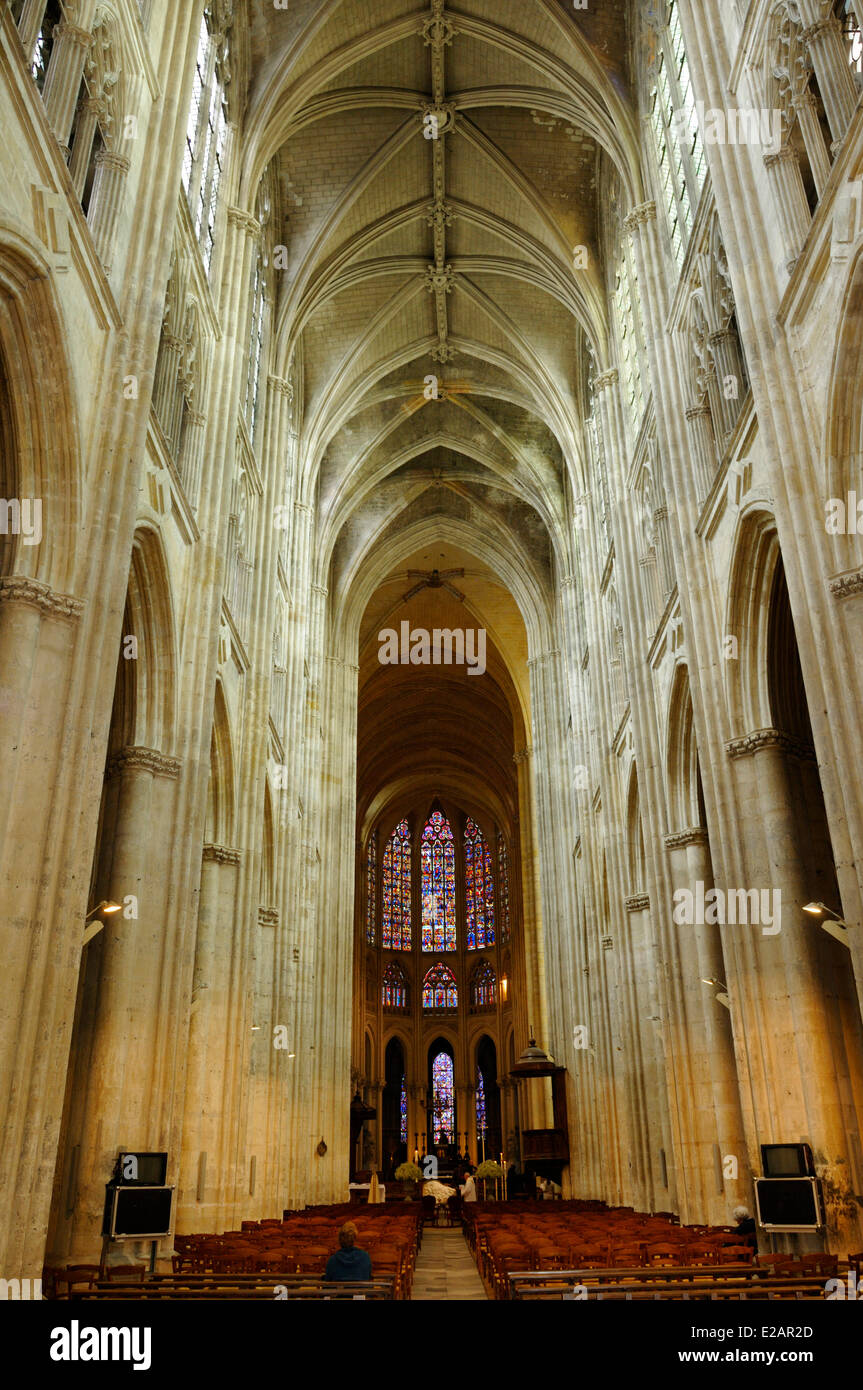 Francia, Indre et Loire, Tours, la Cattedrale di San Gatien, la navata centrale e le sue finestre di vetro macchiate datata XIII secolo Foto Stock