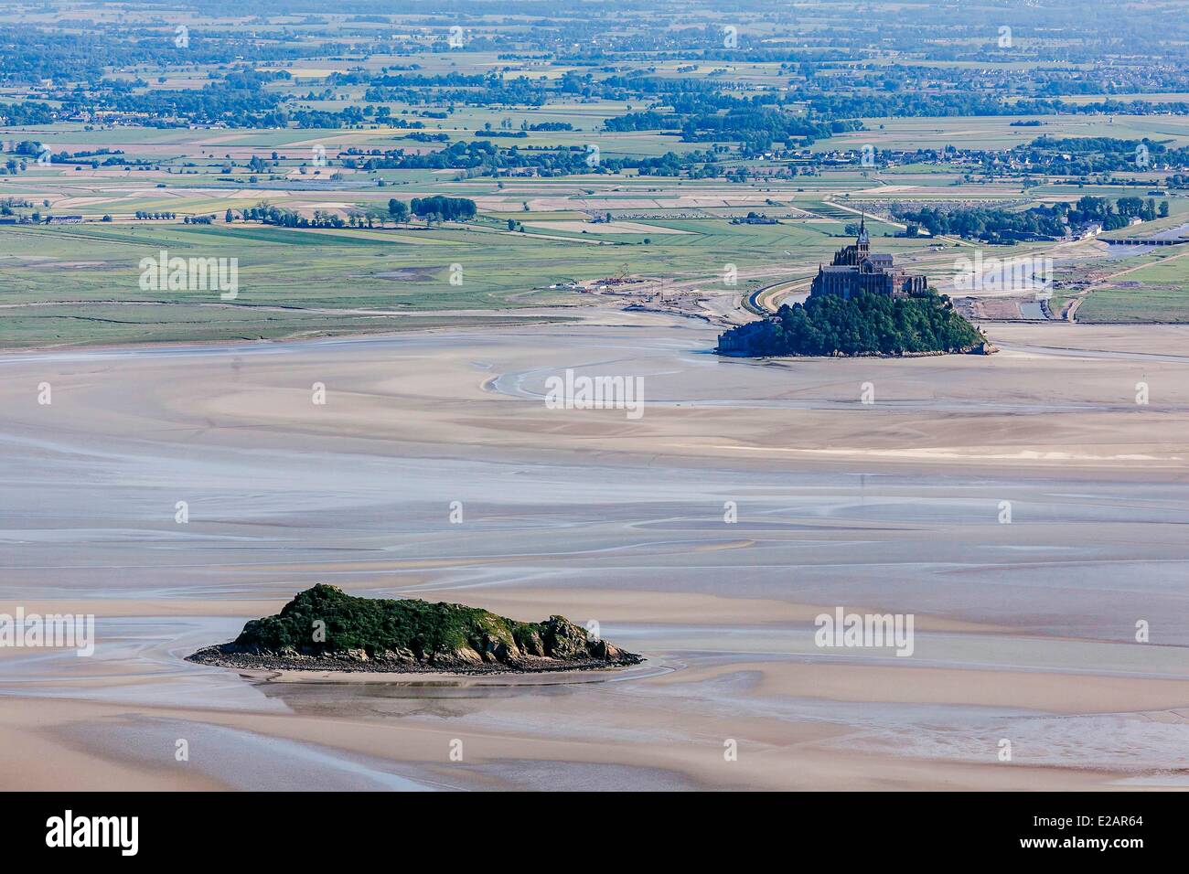 Francia, Manche, Baia di Mont Saint Michel, elencato come patrimonio mondiale dall UNESCO, Mont Saint Michel e Tombelaine (vista aerea) Foto Stock