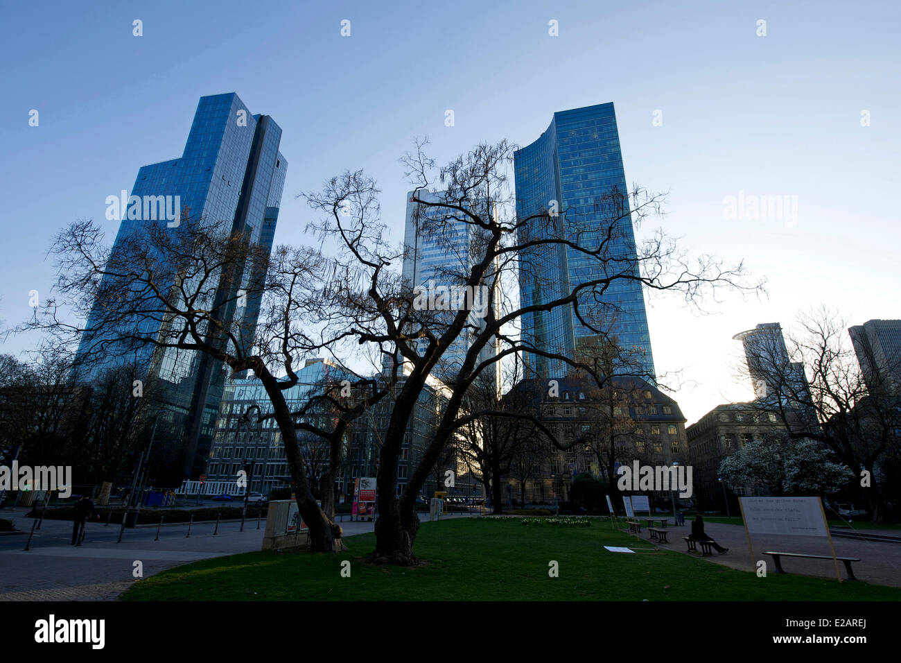 Germania, Hesse, Frankfurt am Main, Willy Brandt square, il quartiere finanziario Foto Stock