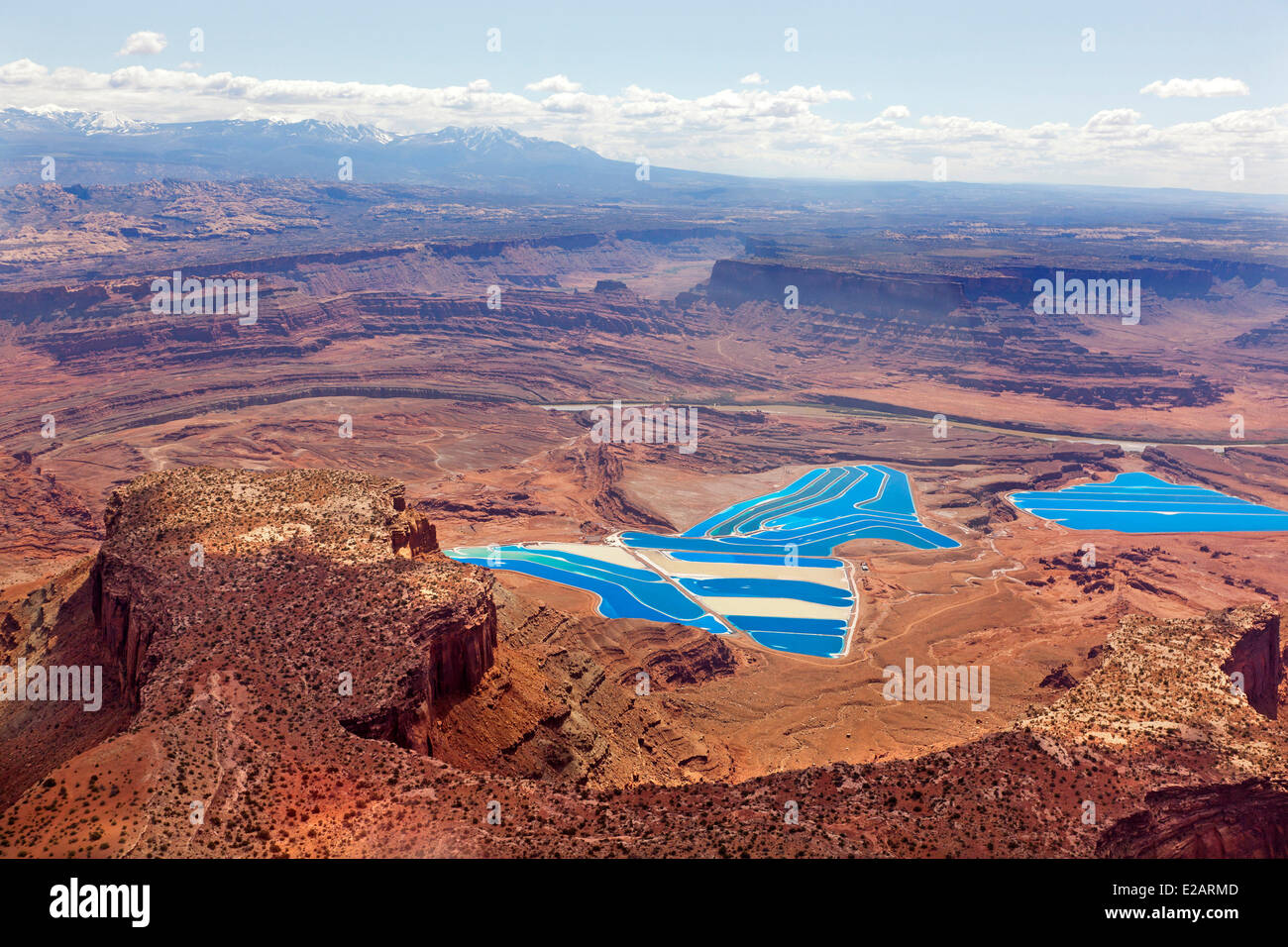 Stati Uniti, Utah, Moab, canna Creek miniera di potassio, stagni di evaporazione di cobalto, un colorante blu viene aggiunto ad acqua per aiutare l'assorbimento Foto Stock