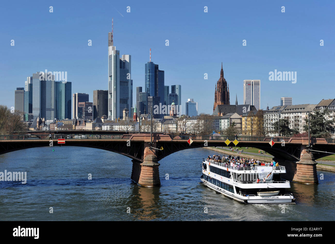 Germania, Hesse, Frankfurt am Main, vista sul fiume Main con Ignatz Bubis ponte per skyline Foto Stock