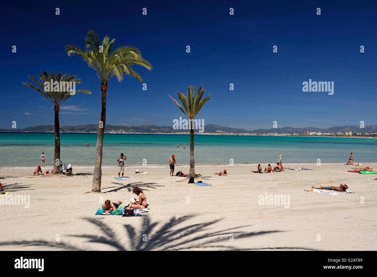 Isole Baleari Spagna, Mallorca, S'Arenal, El Arenal, spiaggia Palma, vacanzieri sulla spiaggia Foto Stock