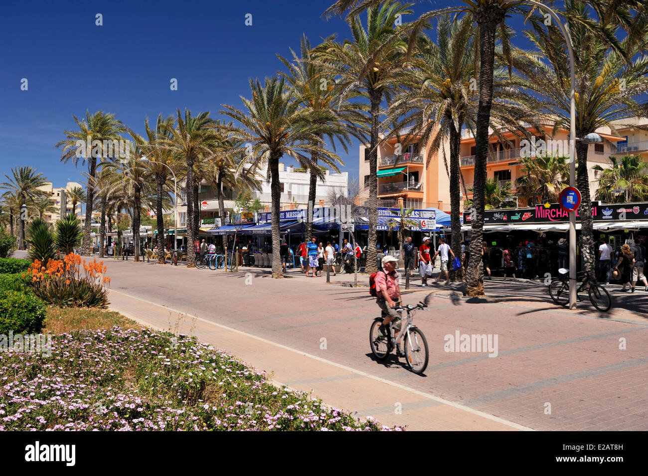 Isole Baleari Spagna, Mallorca, S'Arenal, El Arenal, spiaggia Palma, in bicicletta sul lungomare Foto Stock
