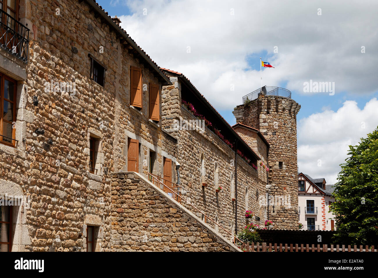 Francia, Lozère, Le Malzieu Ville, le antiche mura e la torre Bodon Foto Stock