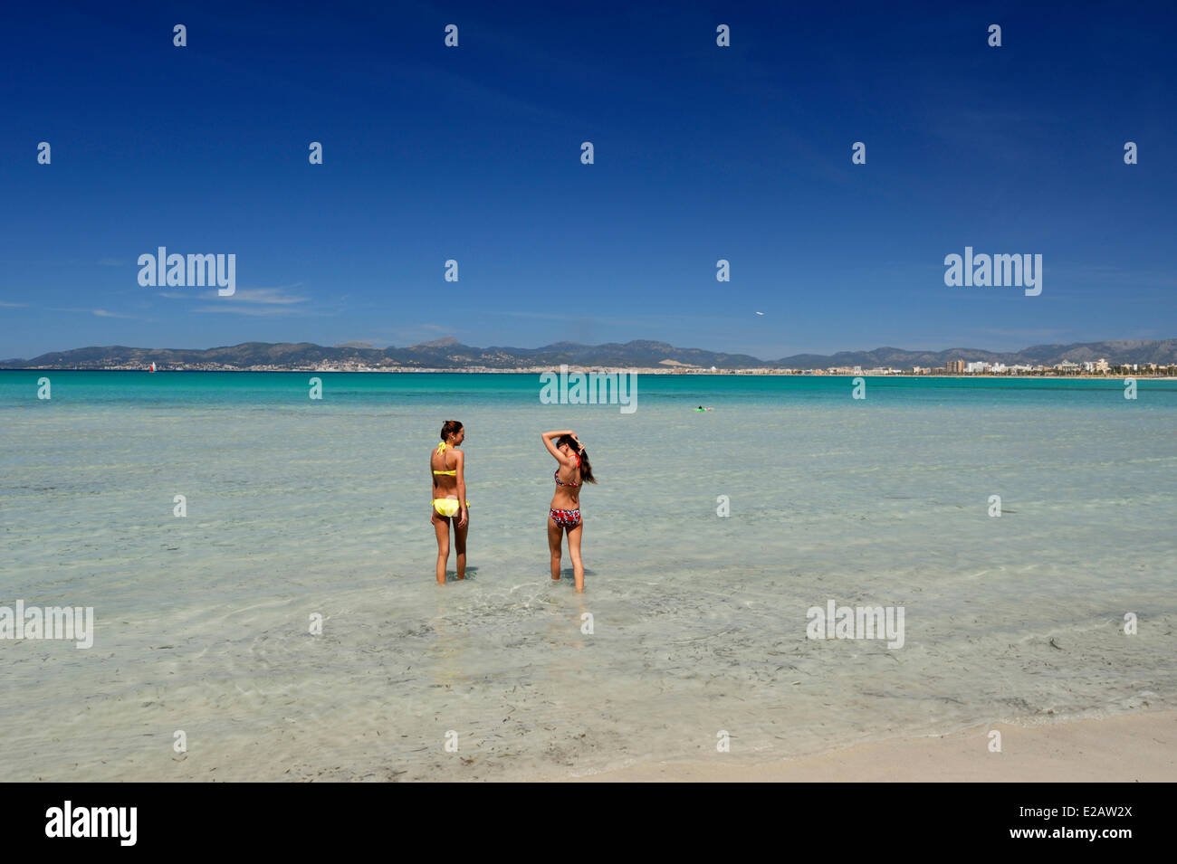 Isole Baleari Spagna, Mallorca, S'Arenal, El Arenal, spiaggia Palma, giovani donne entrata in acqua Foto Stock