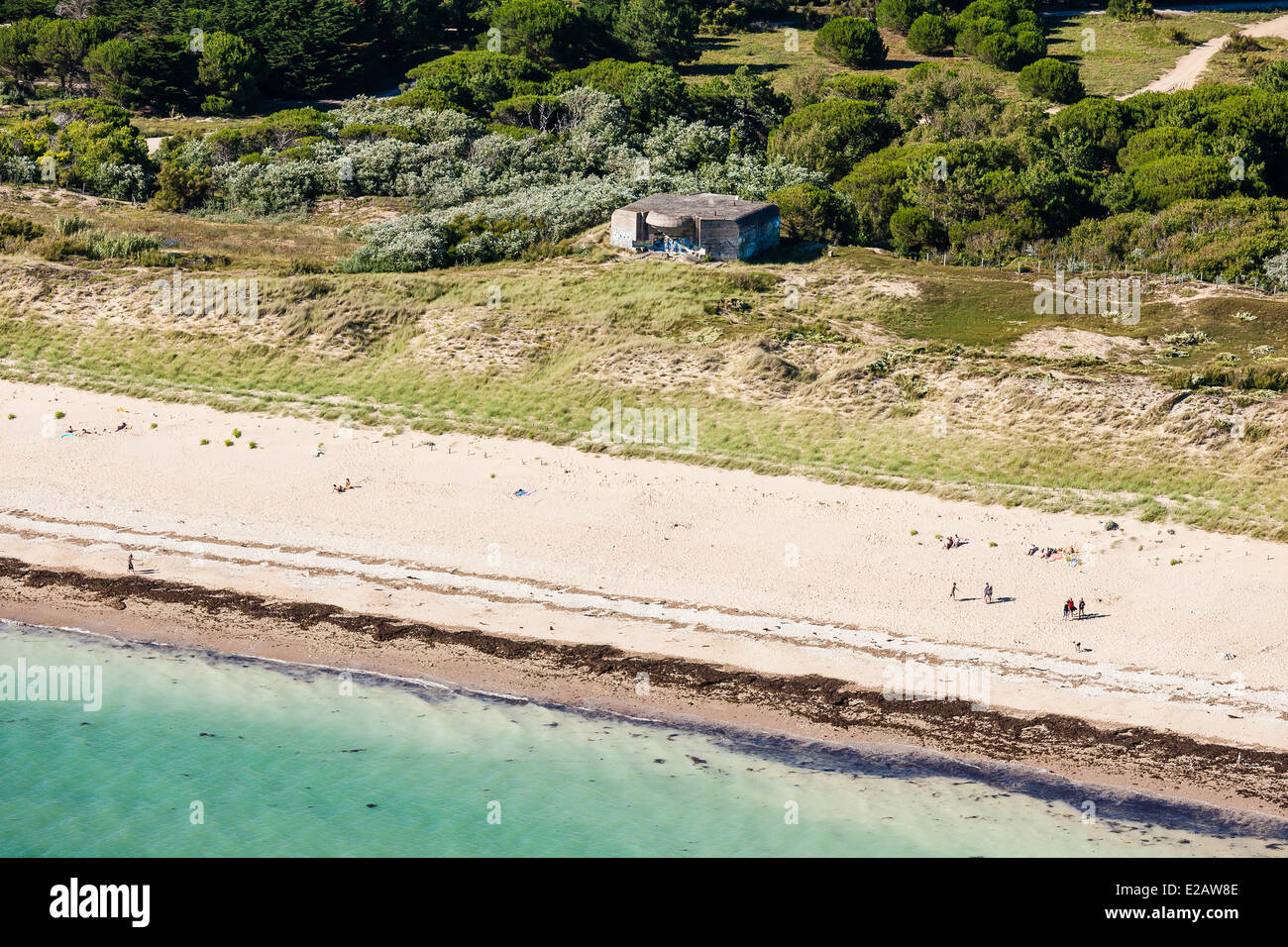 Francia, Charente Maritime, Ile de Re, Le Bois Plage, Blockhaus su Petit Sergent Beach (Vista aerea) Foto Stock