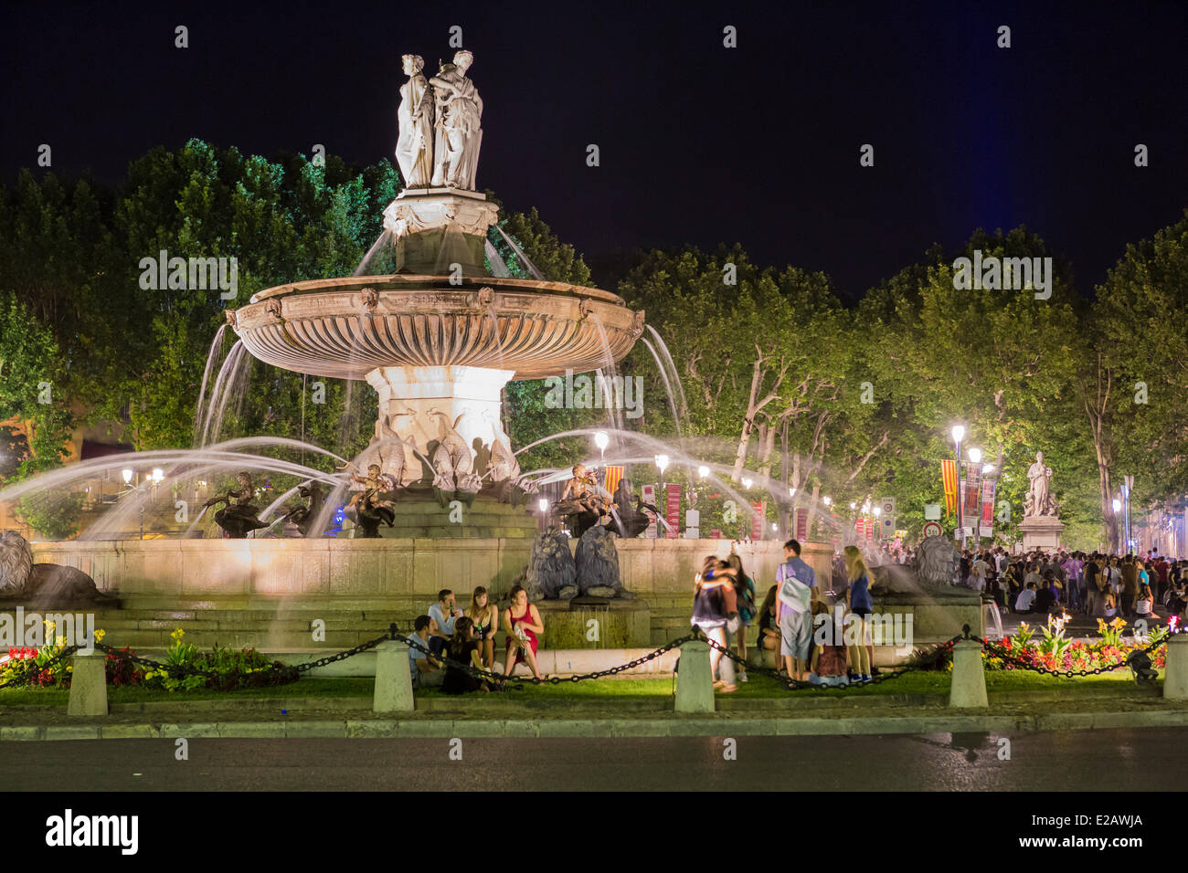 Francia, Bouches du Rhone, Aix en Provence, la Rotonde fontana durante il festival di musica Foto Stock