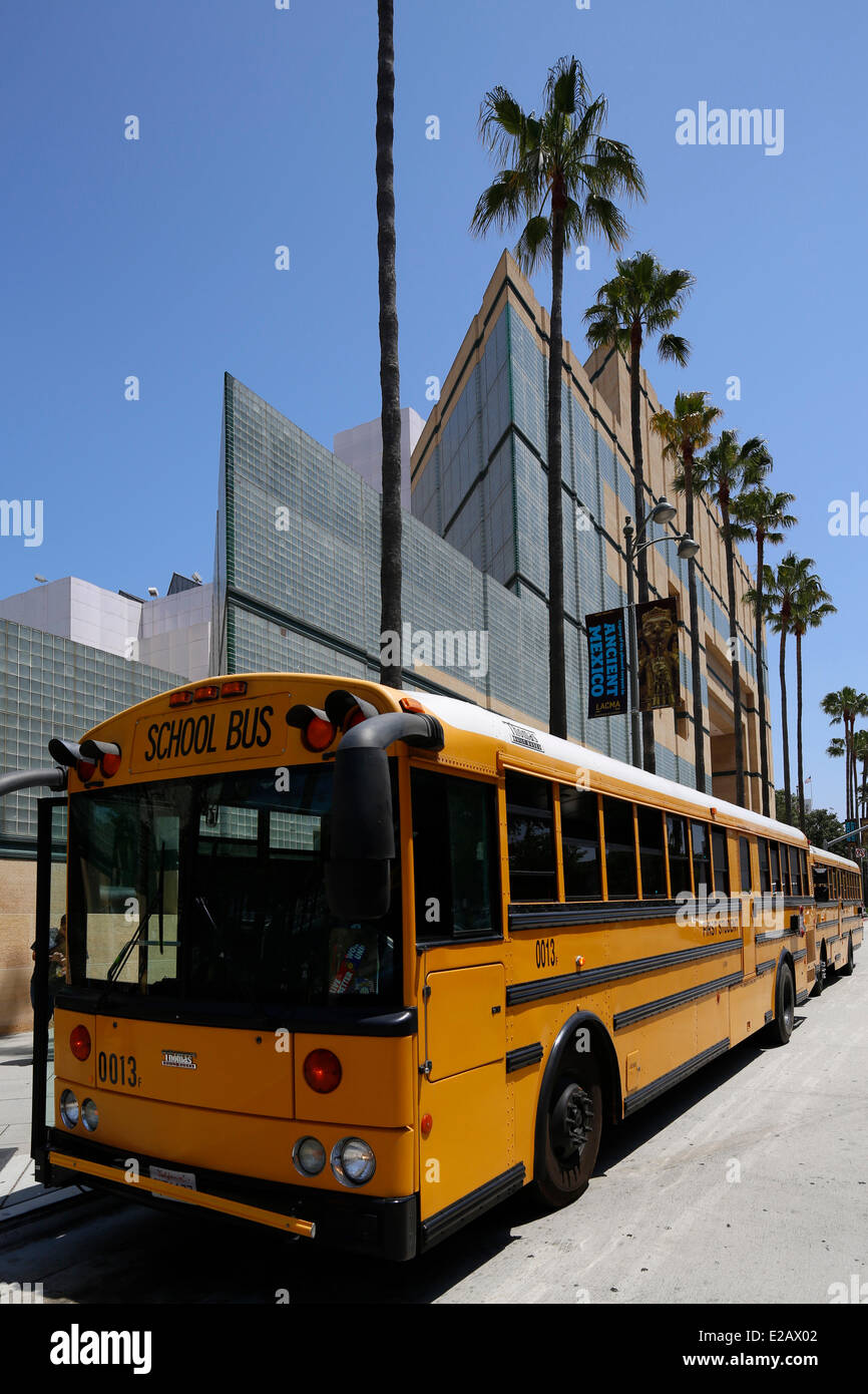 Gli Stati Uniti, California, Los Angeles, scuola bus di fronte Lacma (Los Angeles Museo d'Arte Moderna e Contemporanea) Foto Stock