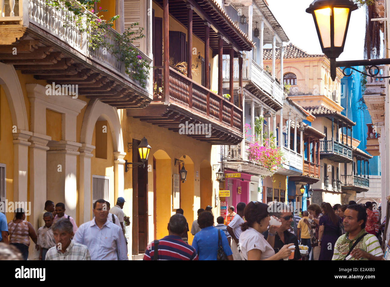 La Colombia, Dipartimento di Bolivar, Cartagena, elencato come patrimonio mondiale dall' UNESCO, balconi coperti da balaustre e colorato Foto Stock