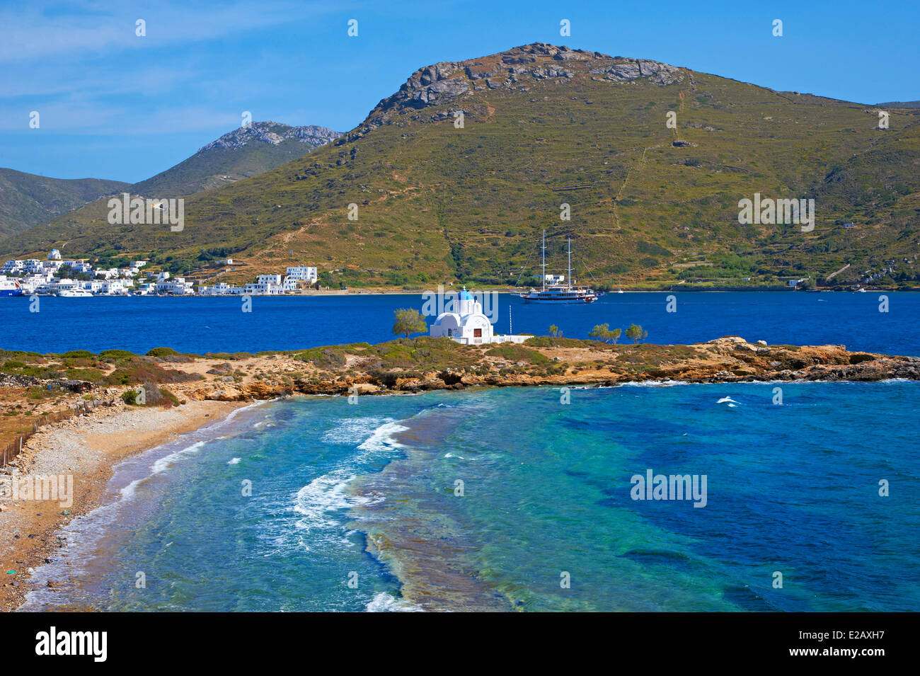 Grecia CICLADI Amorgos Island, Katapola, la spiaggia e la chiesa di Aghios Panteleimonas Foto Stock