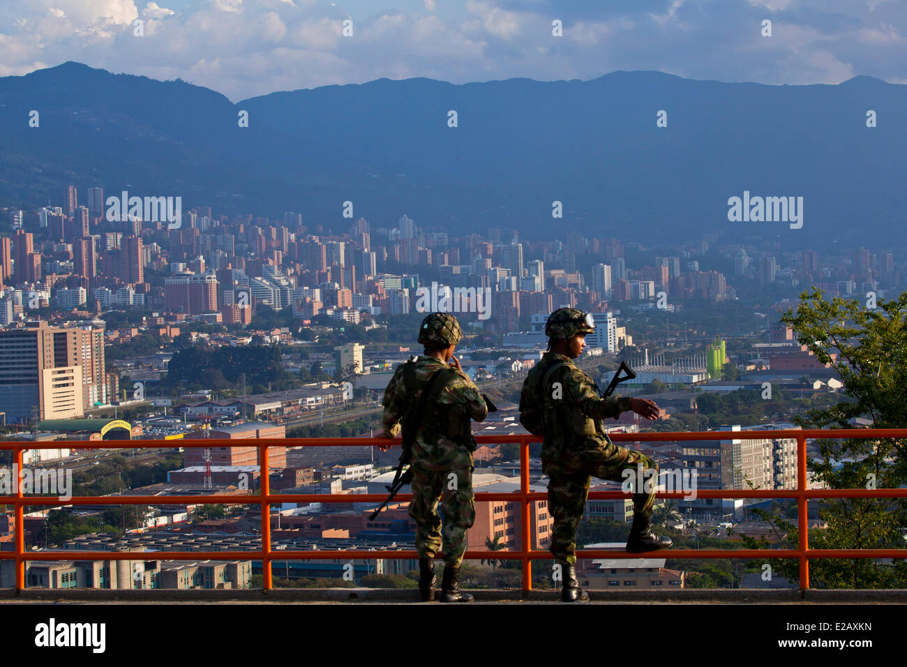 La Colombia, dipartimento di Antioquia, Medellin, vista sulla città dal punto di vista del Pueblito Paisa, guardato dall'esercito Foto Stock