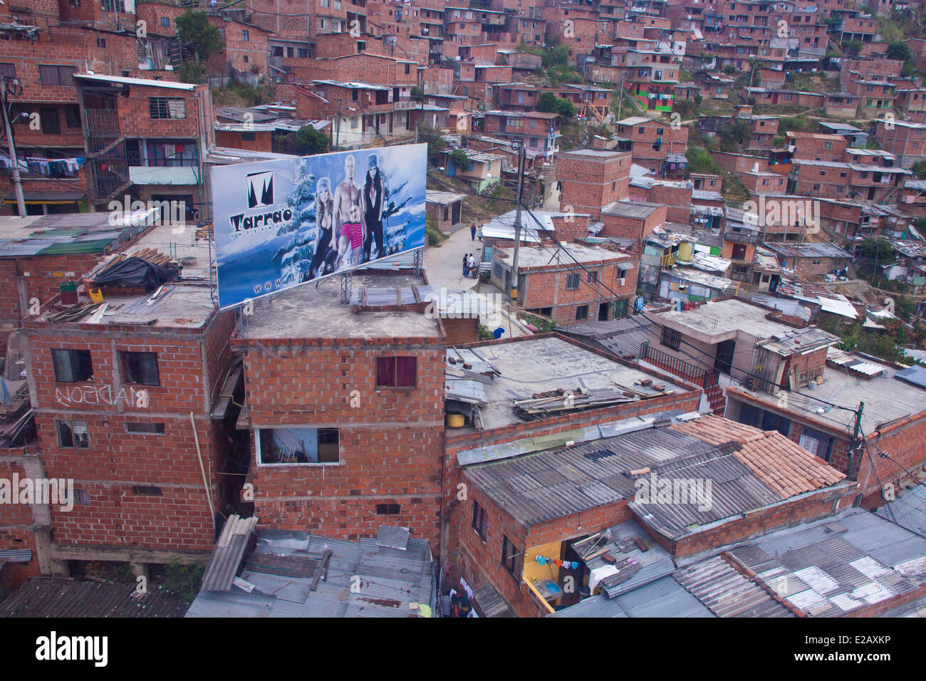 La Colombia, dipartimento di Antioquia, Medellin, il Metrocable collega il centro al nord-est della città, e guarda verso il basso il Foto Stock