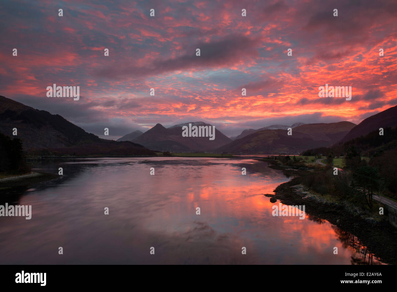 Sunrise drammatico sul Loch Leven, Highland Scozia UK Foto Stock